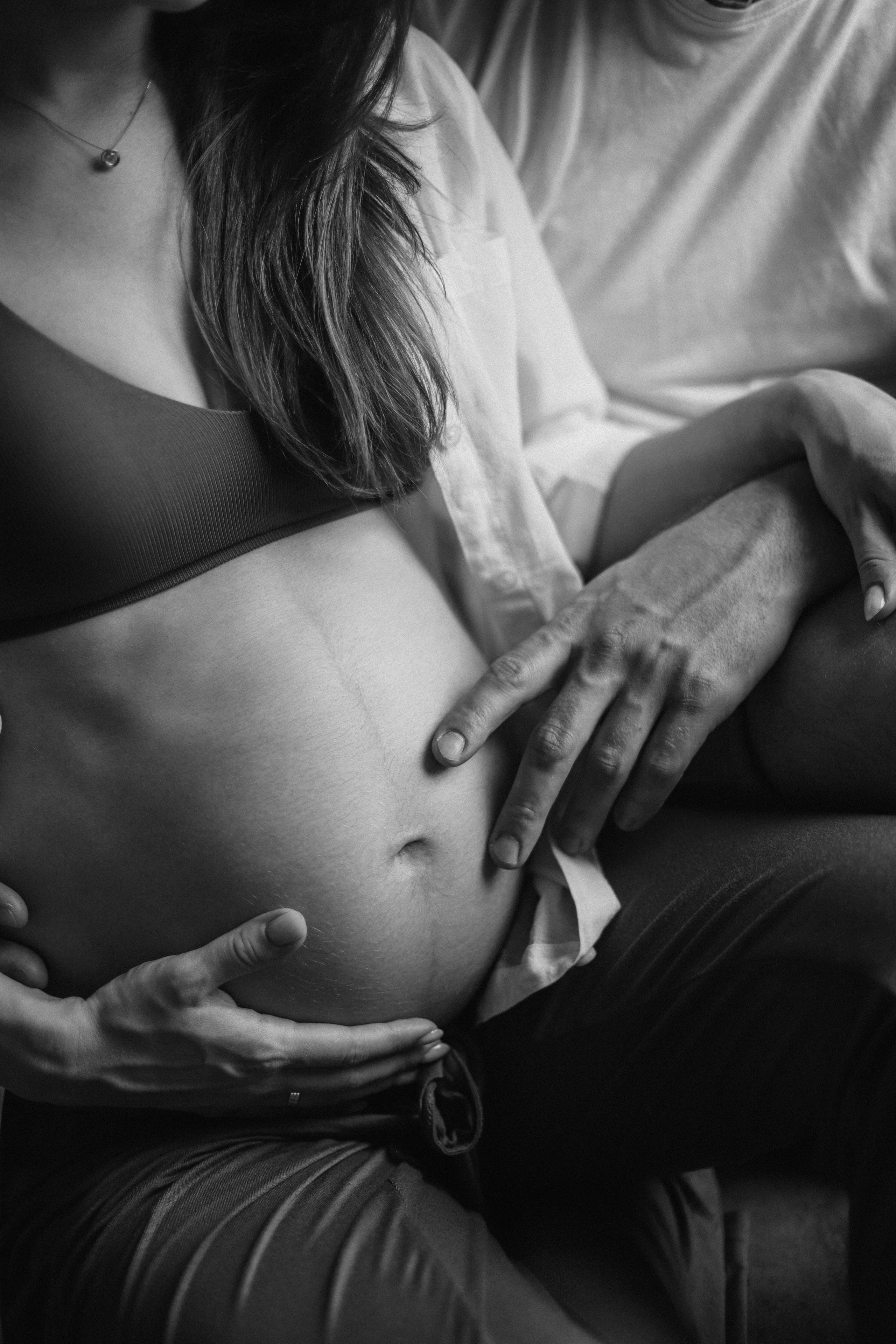 Babybauch-Shooting zu Hause. Fotografin in Erlangen, Nürnberg und Umgebung