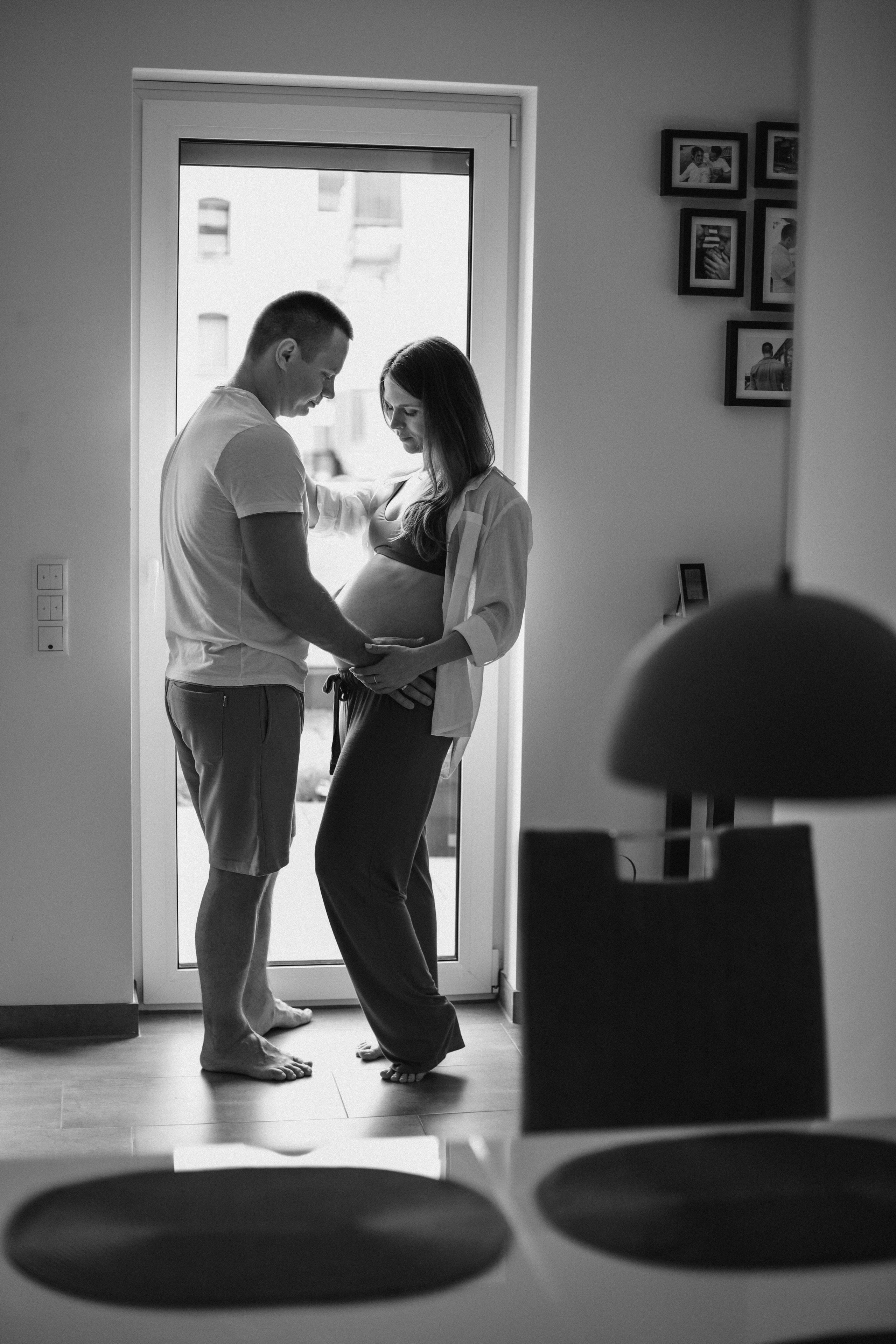 Babybauch-Shooting zu Hause. Fotografin in Erlangen, Nürnberg und Umgebung