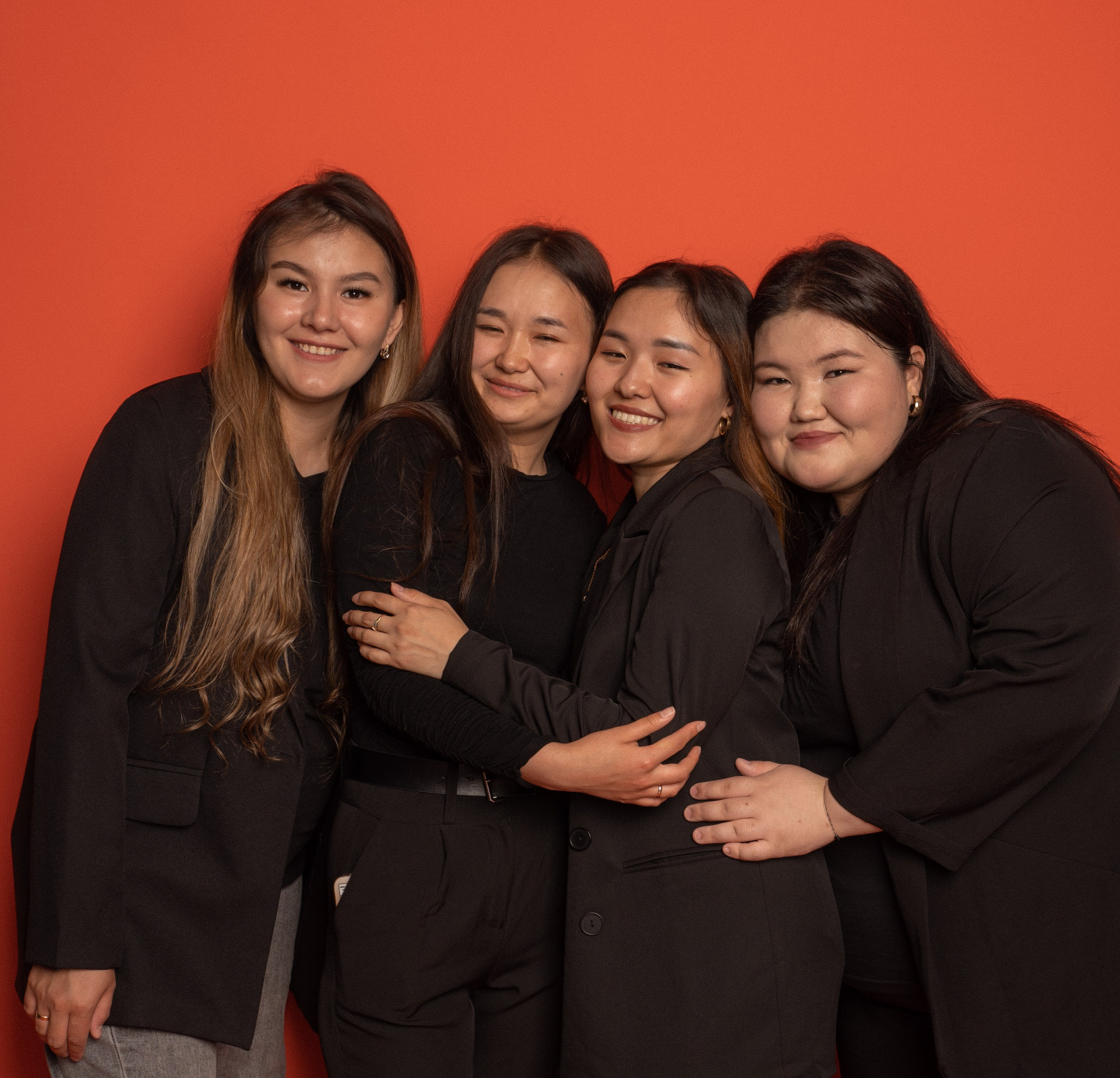 Подружки. ФОТОГРАФ/РУДНЫЙ/КОСТАНАЙ