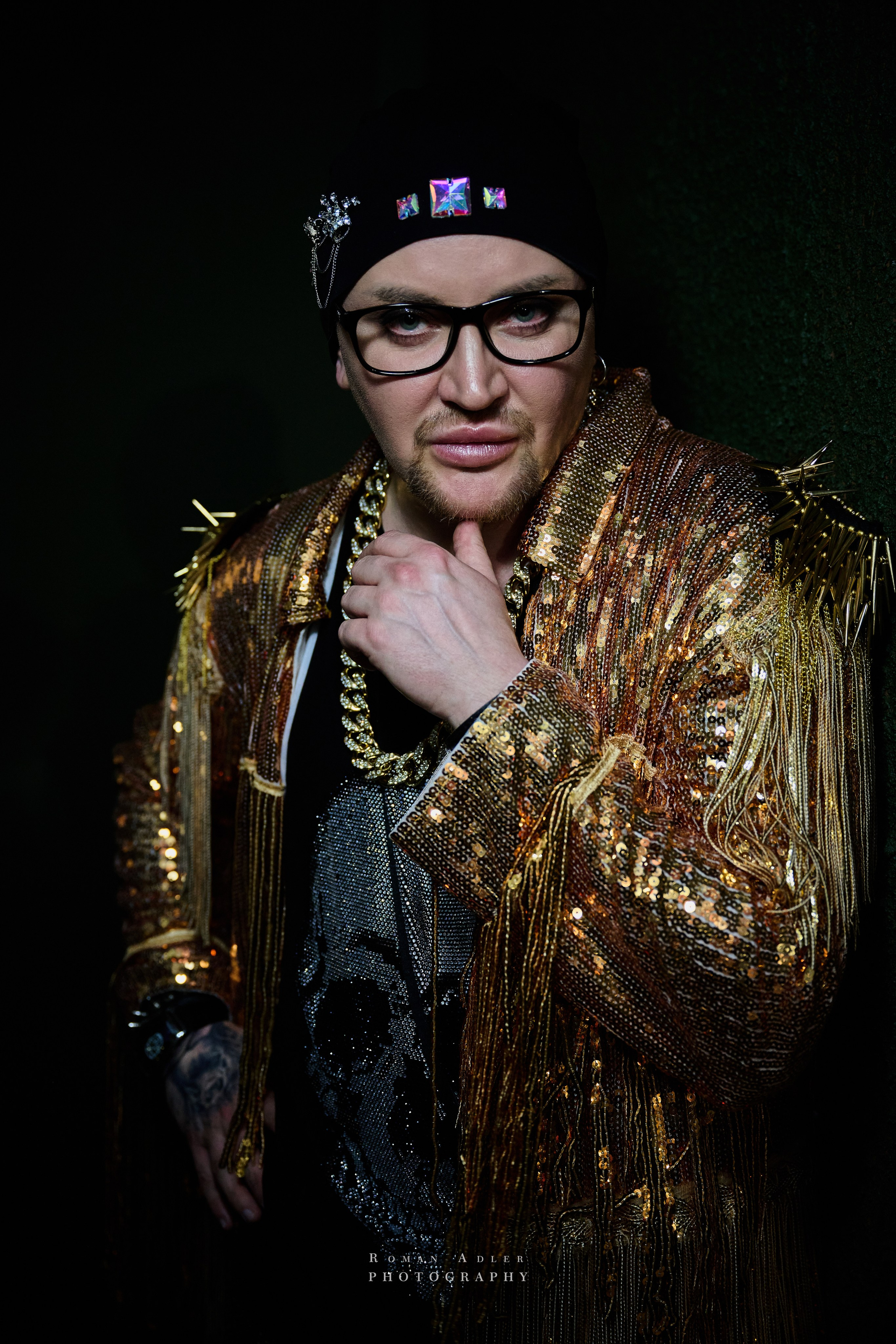 Шоумен Женя Цой. Фотограф Роман Адлер