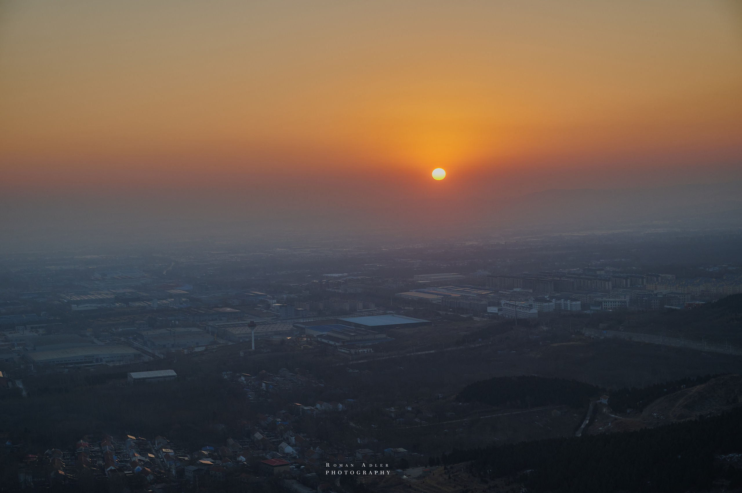 Рассвет на храмовой горе Юнмень. Цинчжоу. Фотограф Роман Адлер