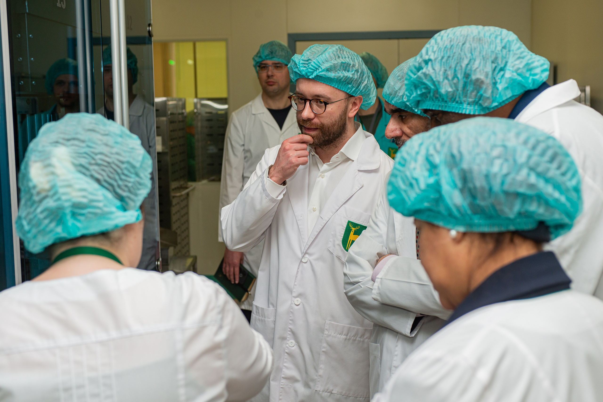 Репортажная съёмка делегации из Катара на производстве Эндофарм. Репортажный и персональный фотограф в Москве