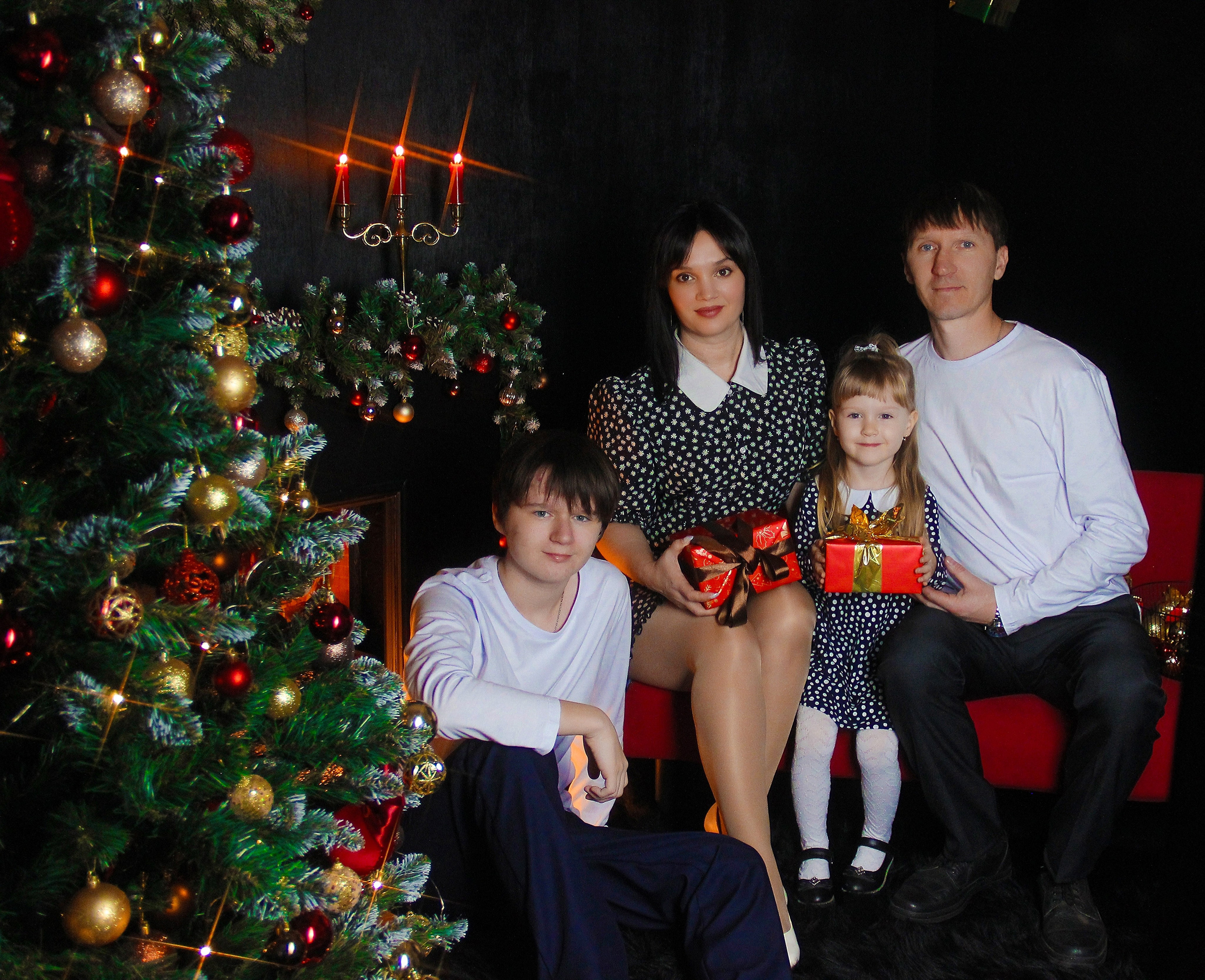 Семейные фотосессии студийные; новогодние, тематические, домашние и тд. Выпускные альбомы для школ и Детских садов в Барнауле /Выпускные/Свадебные/Детские/Семейные и др. виды съёмок /Фотограф Вера Валейко