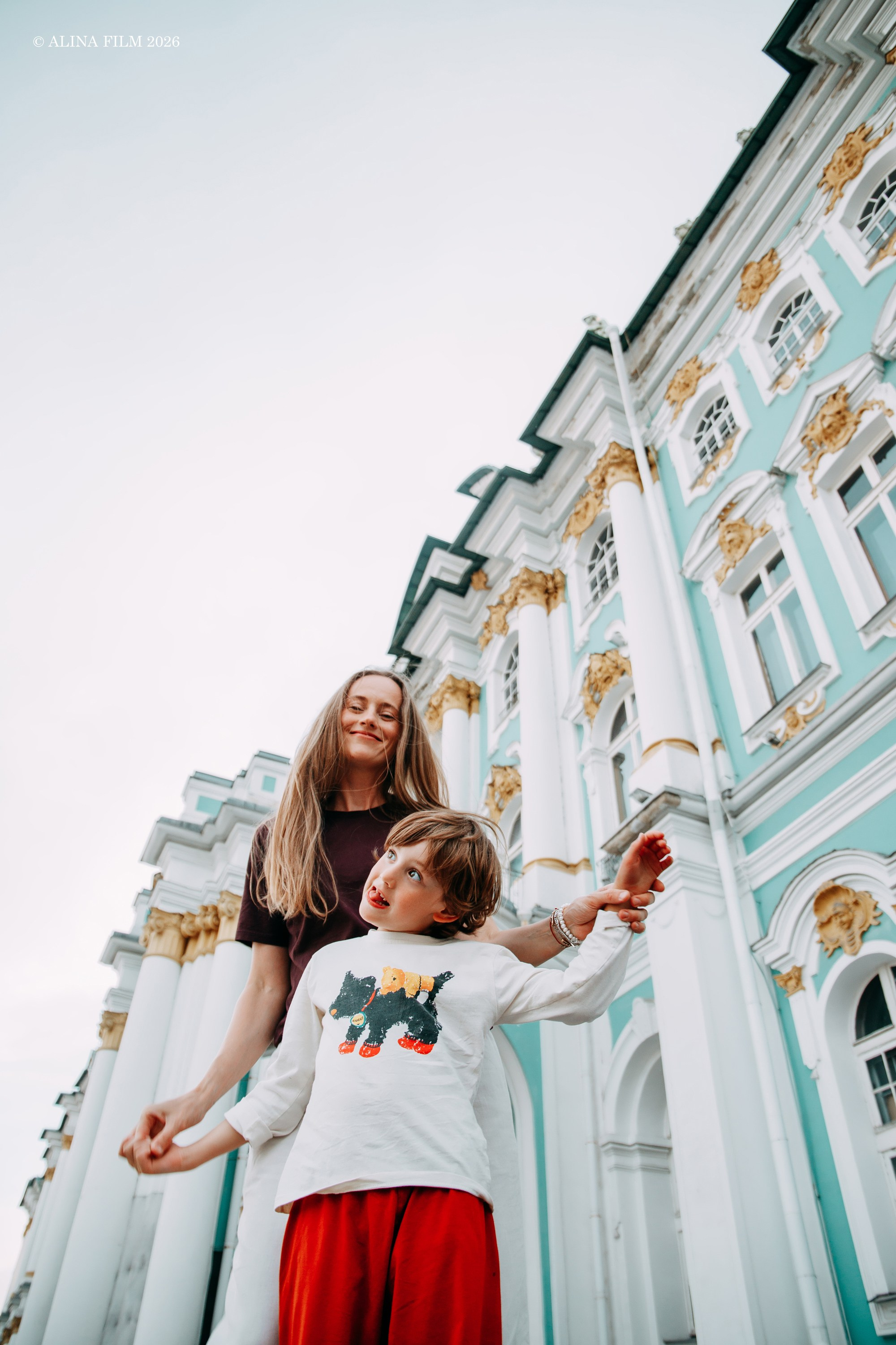 Мама и сын, фотосессия у Эрмитажа. Фотограф в Санкт-Петербурге Alina Film
