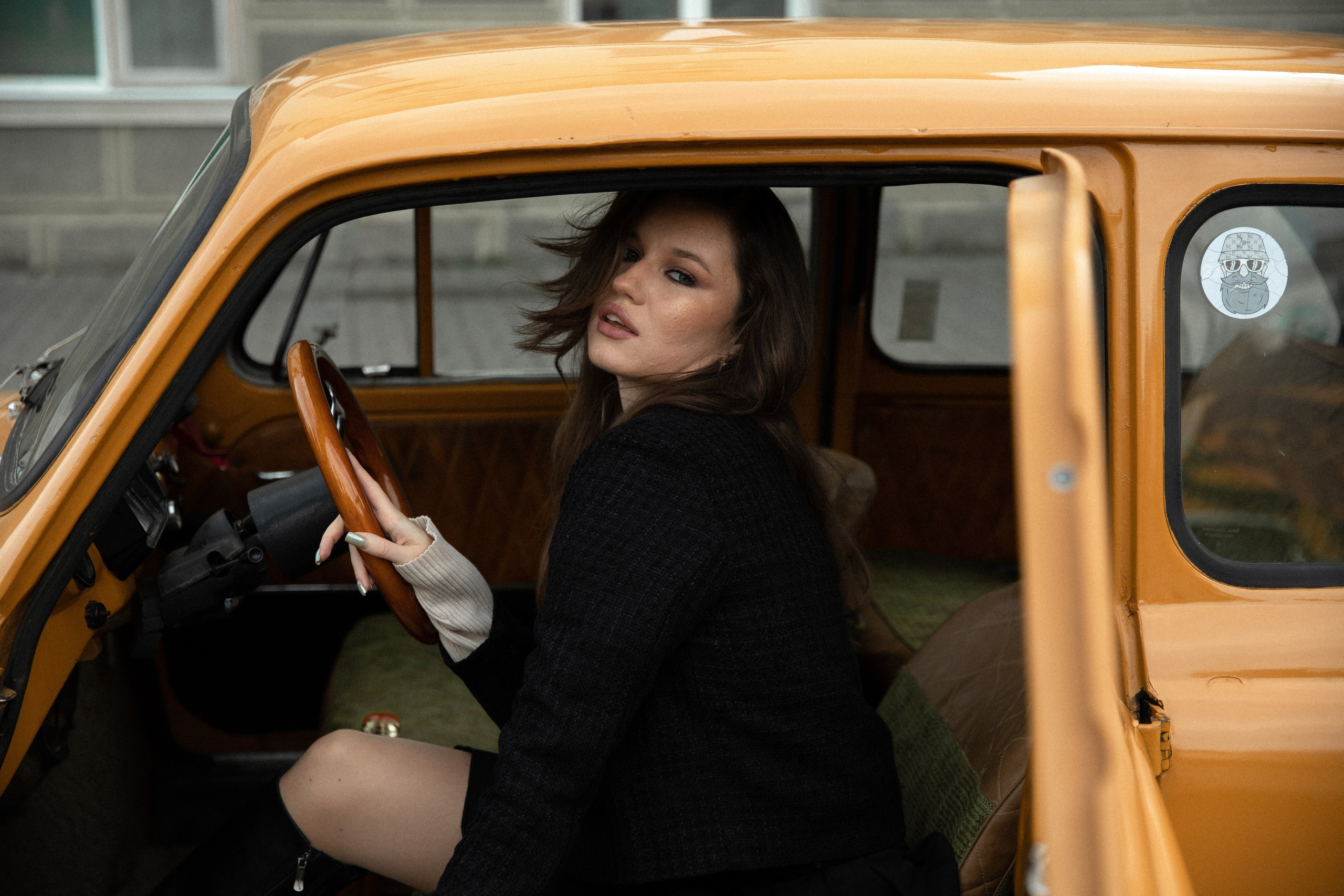 Женская фотосессия с ретро авто. Свадебный фотограф Бакрымова Валентина