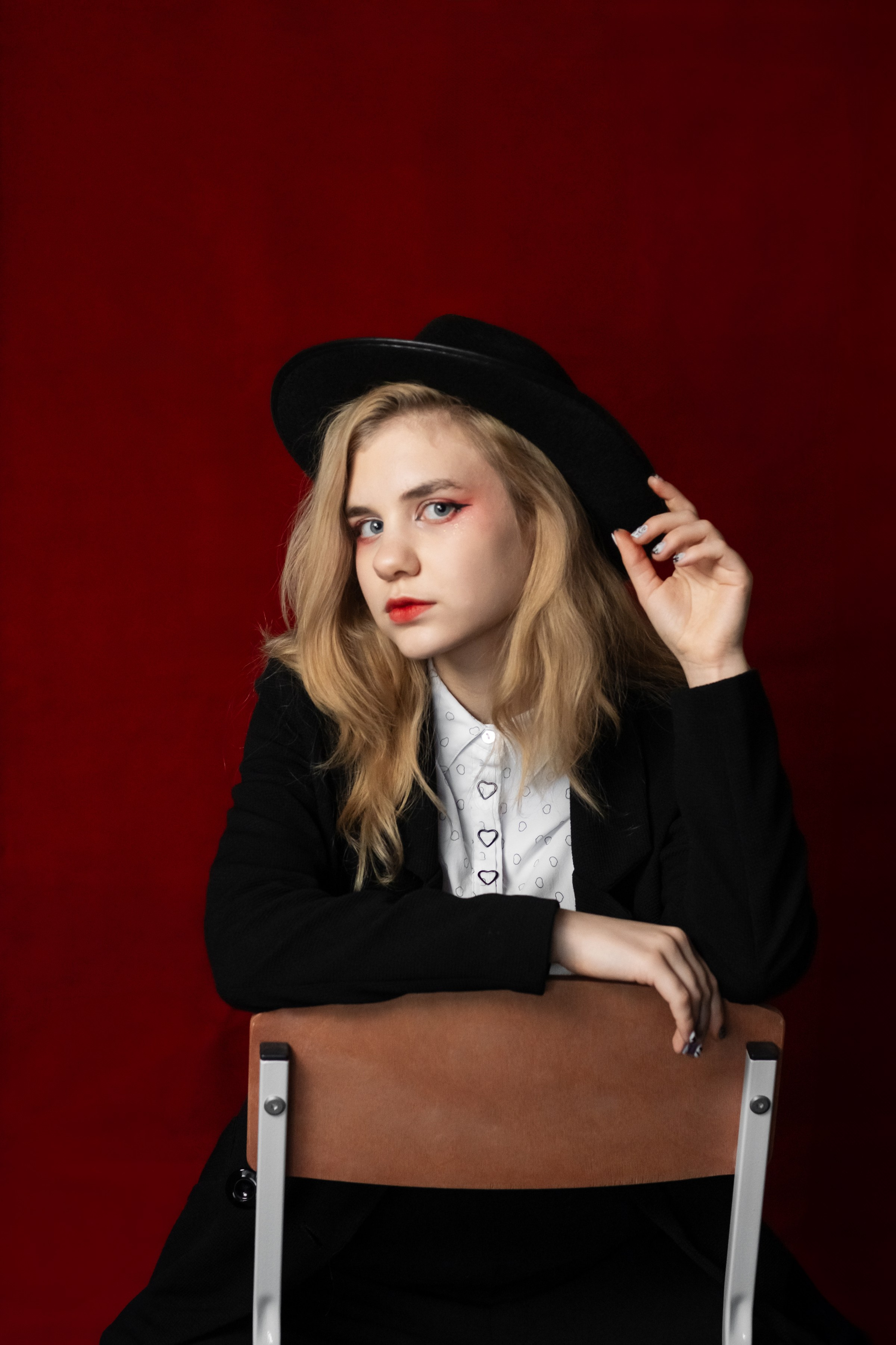 Портреты на красном фоне школа / студия. Ольга Плаксина фотограф в Саратове