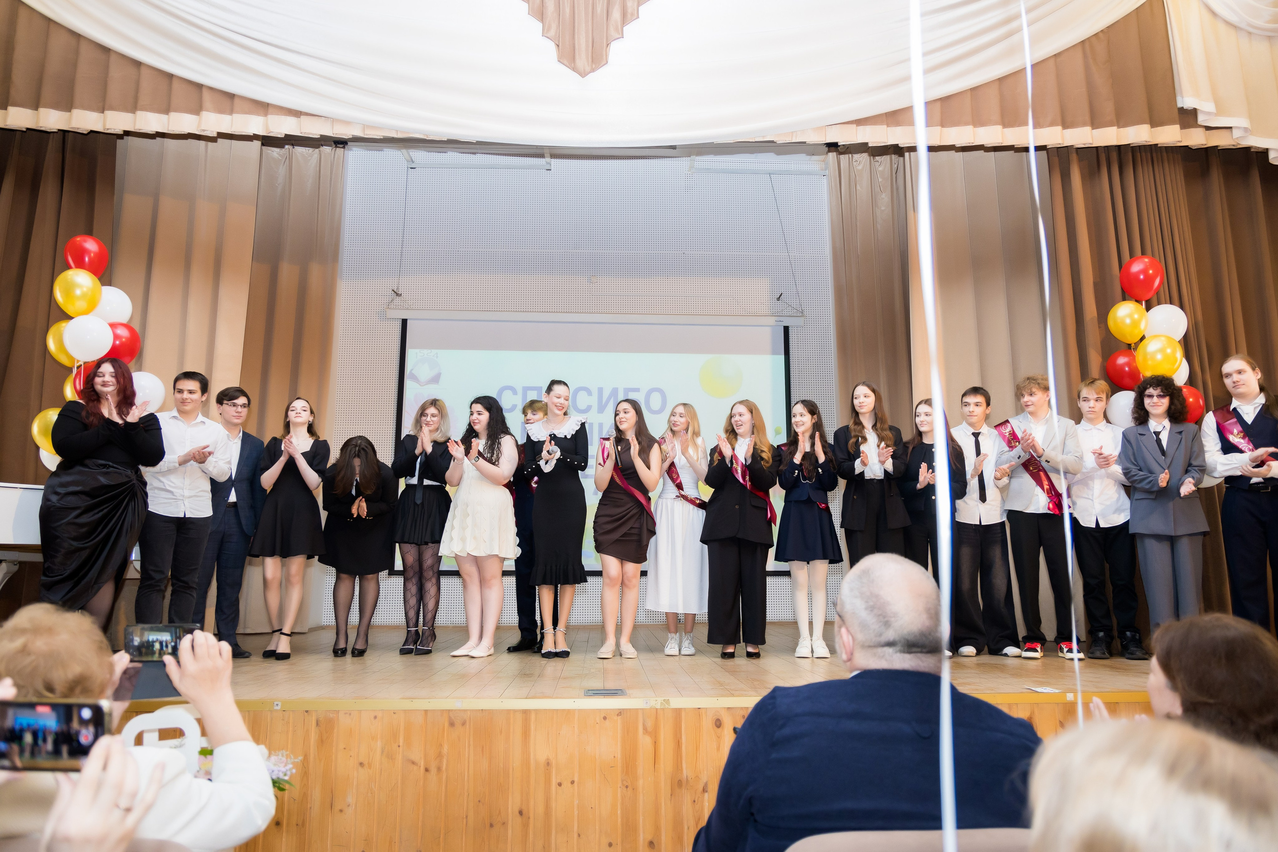 Выпускной в школе. Photomantis