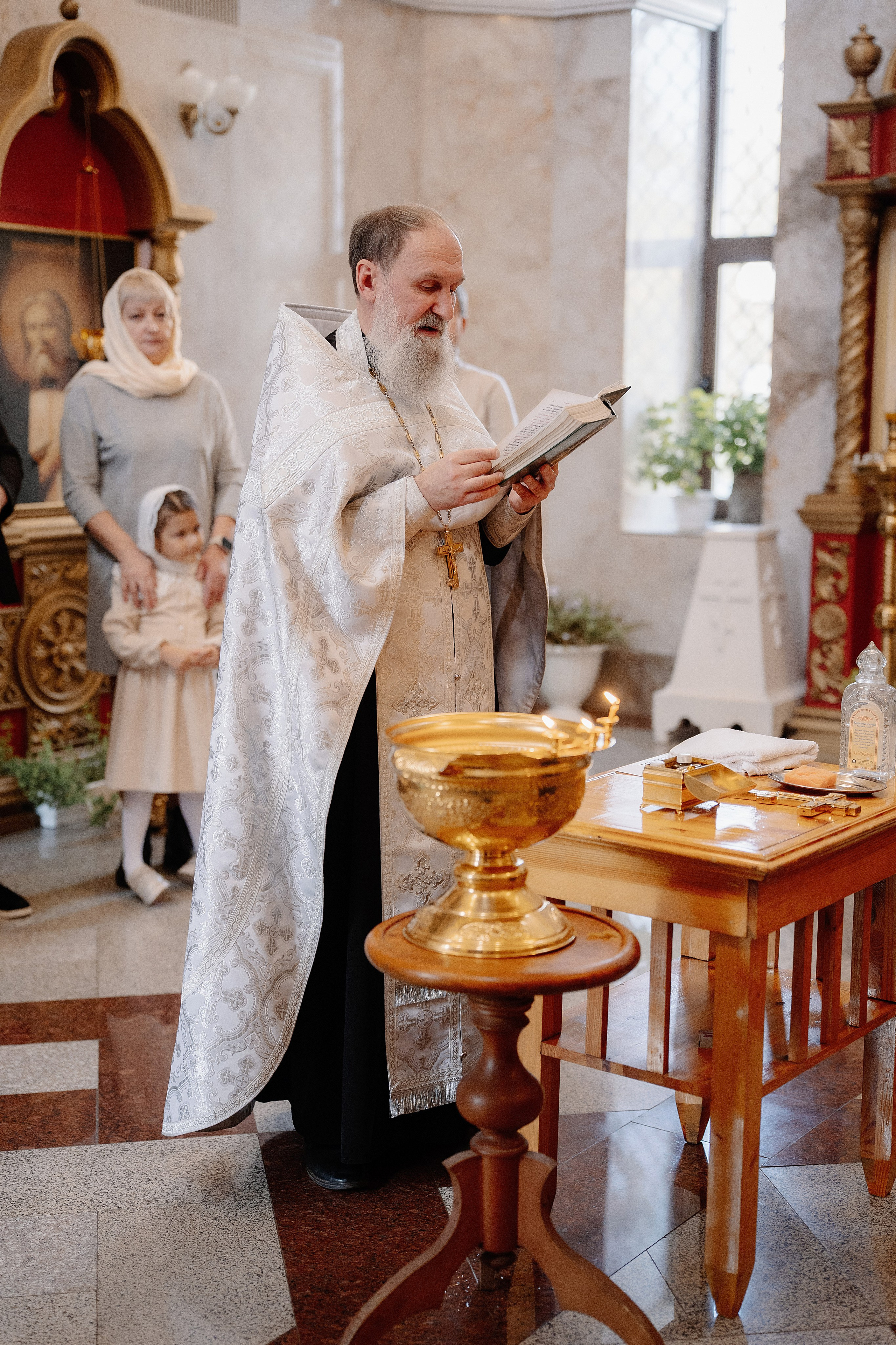 Таинство крещения Снежаны. Фотограф на Крещение и Венчание в Красноярске Рамазанова Юлия