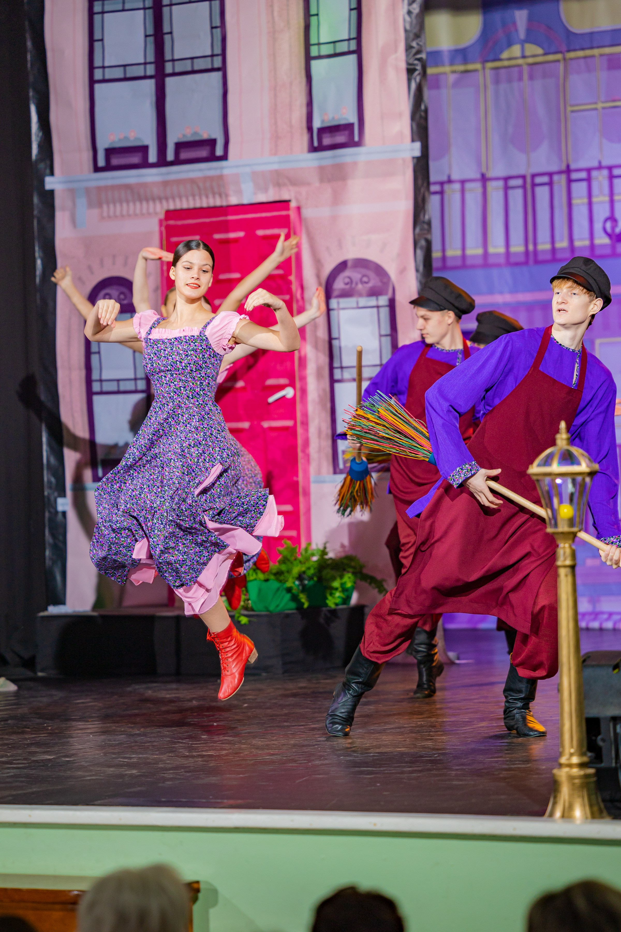 танцовщица в бирюзовом платье сфотографировано в порошке на сцене концертные фотографии дома культуры шахтёров Кемерово Кузбасс