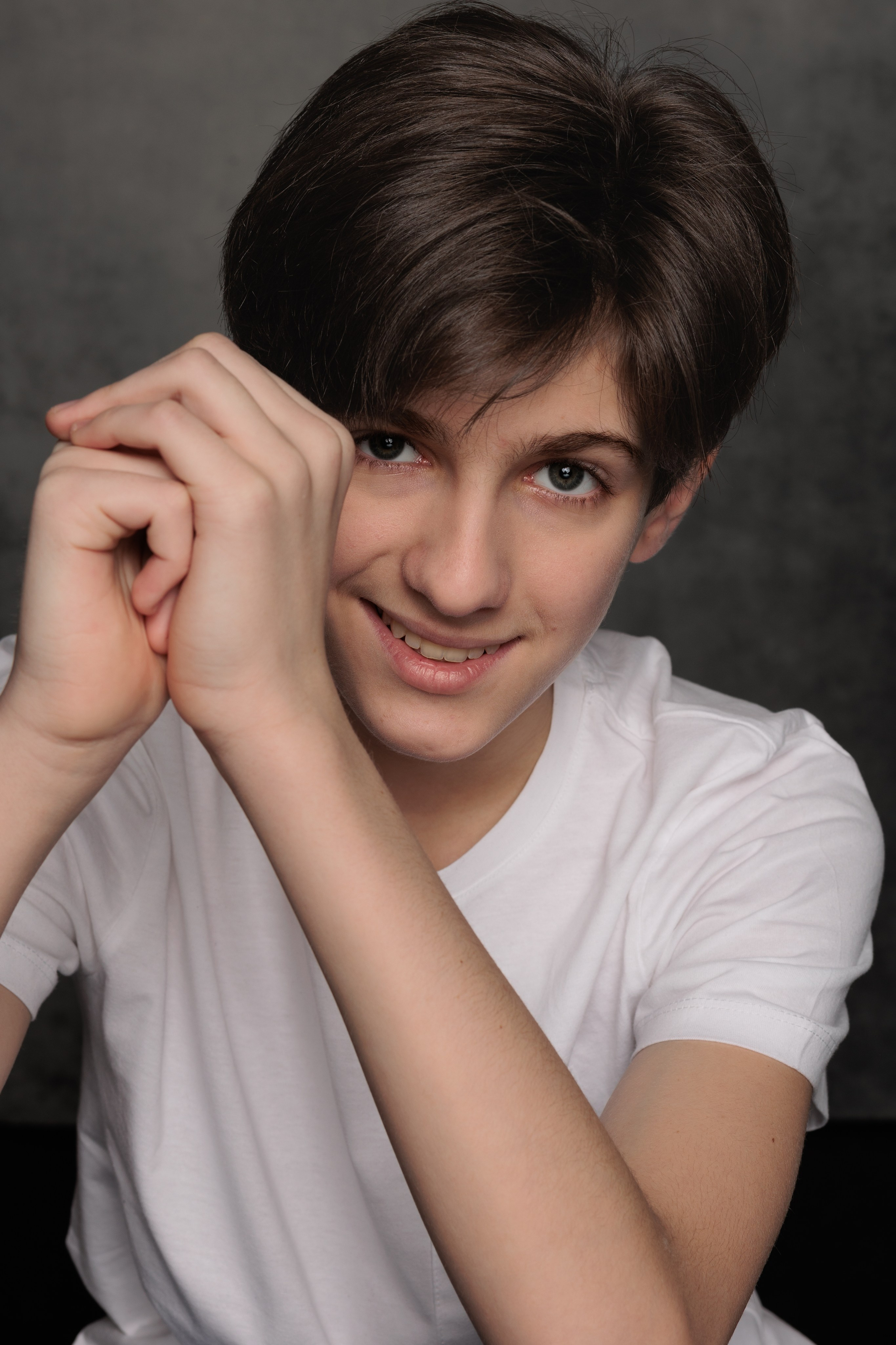 АРТЕМ. Я фотограф из Москвы к Вашим услугам