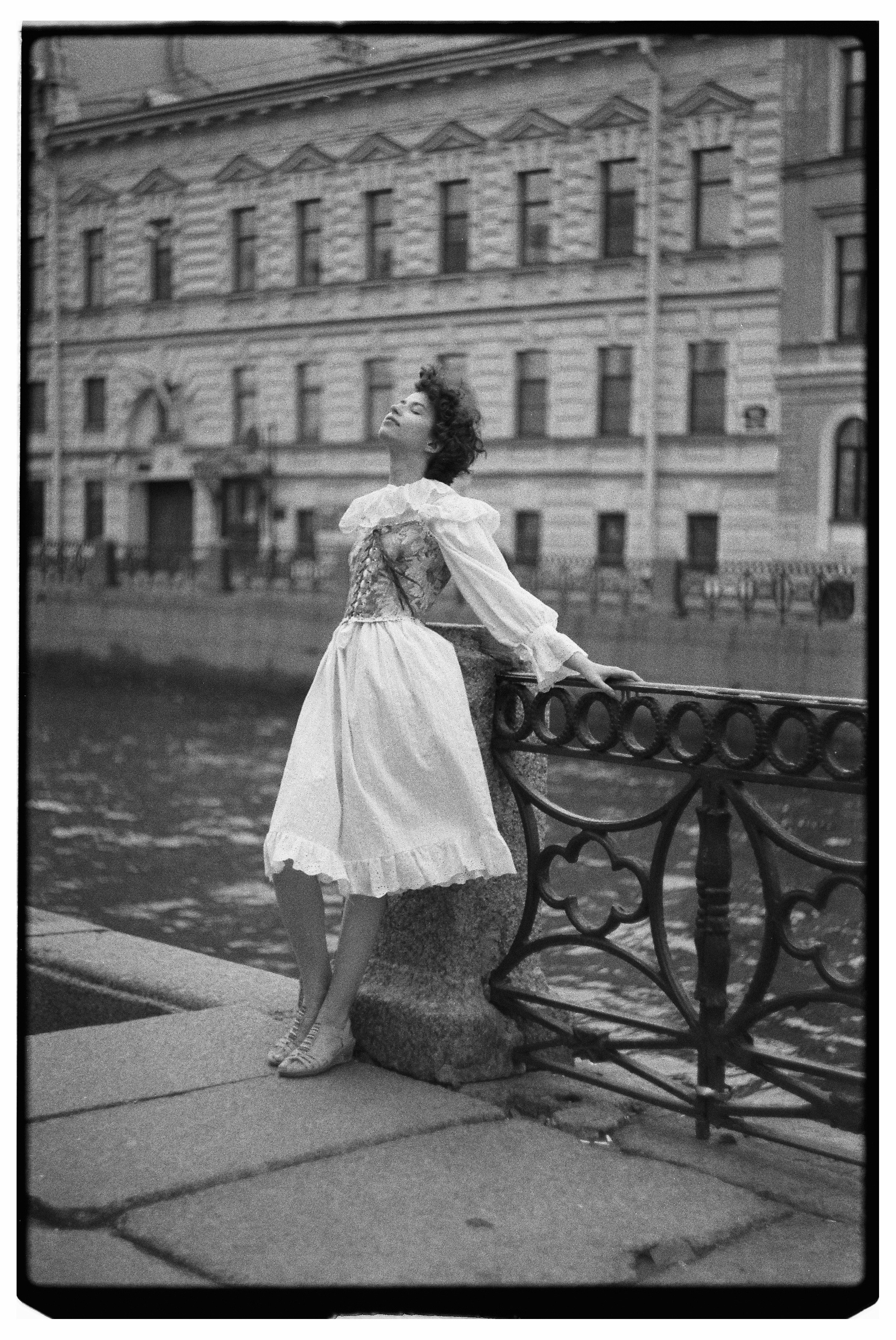 Прогулочная портретная фотосессия на плёнку для Полины в СПб. Светлана Гопанюк. Портретный фотограф. Санкт-Петербург. СПб