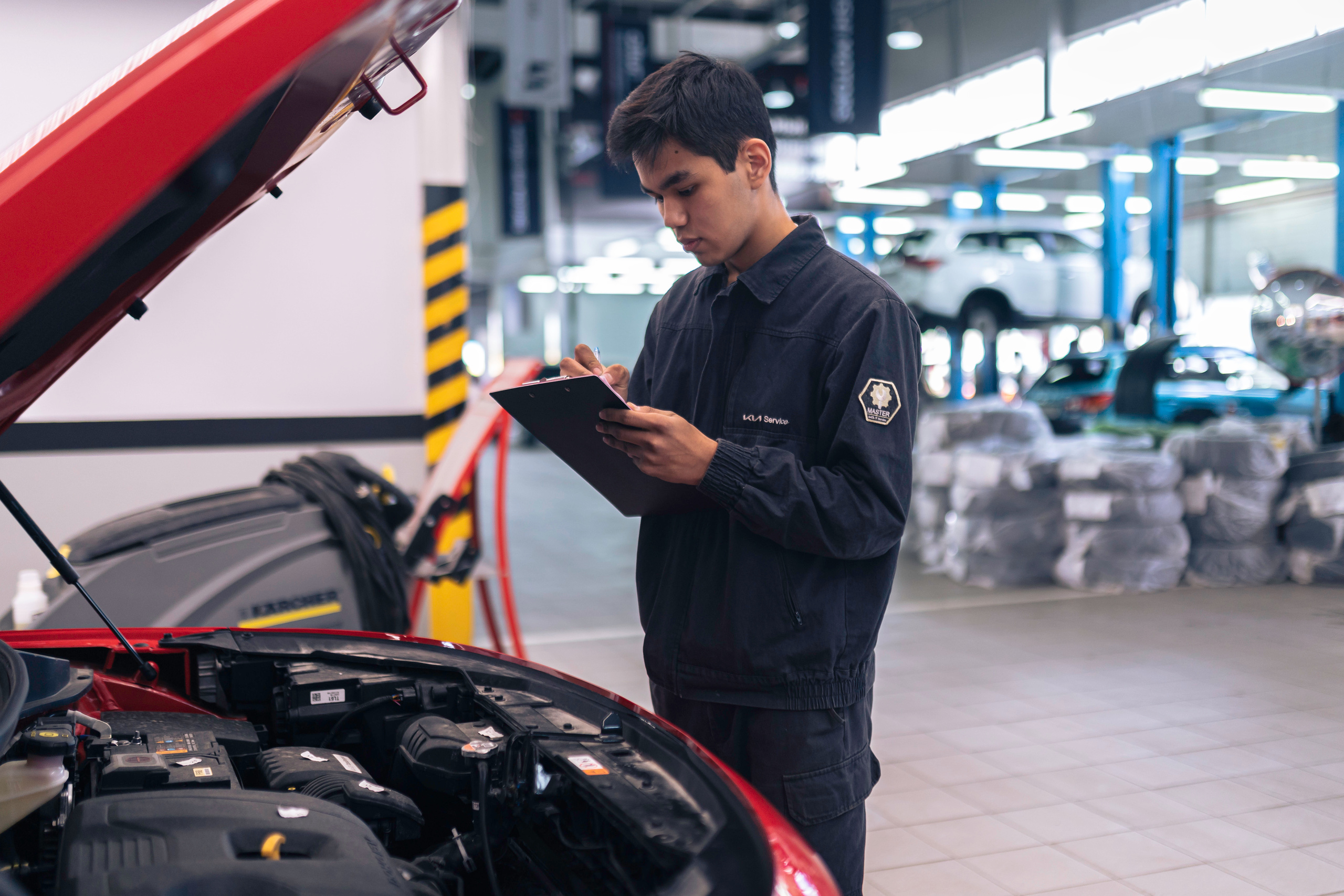 People in showroom. Чен Станислав | Автомобильный фотограф | Алматы, Казахстан