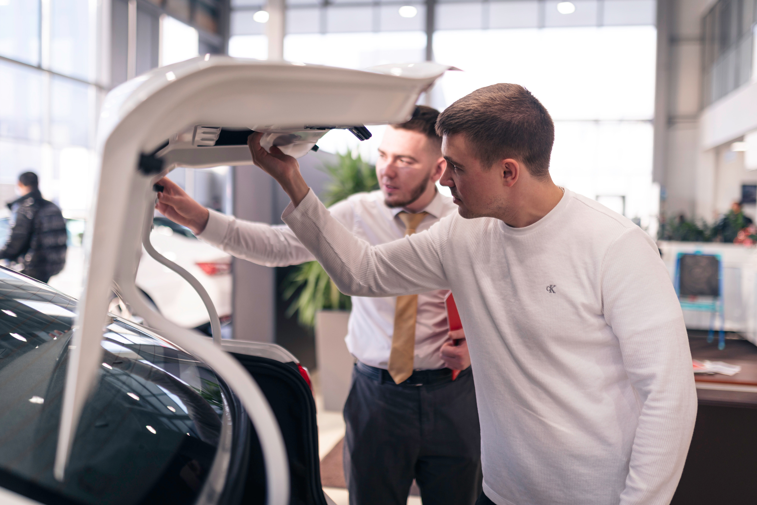 People in showroom. Чен Станислав | Автомобильный фотограф | Алматы, Казахстан