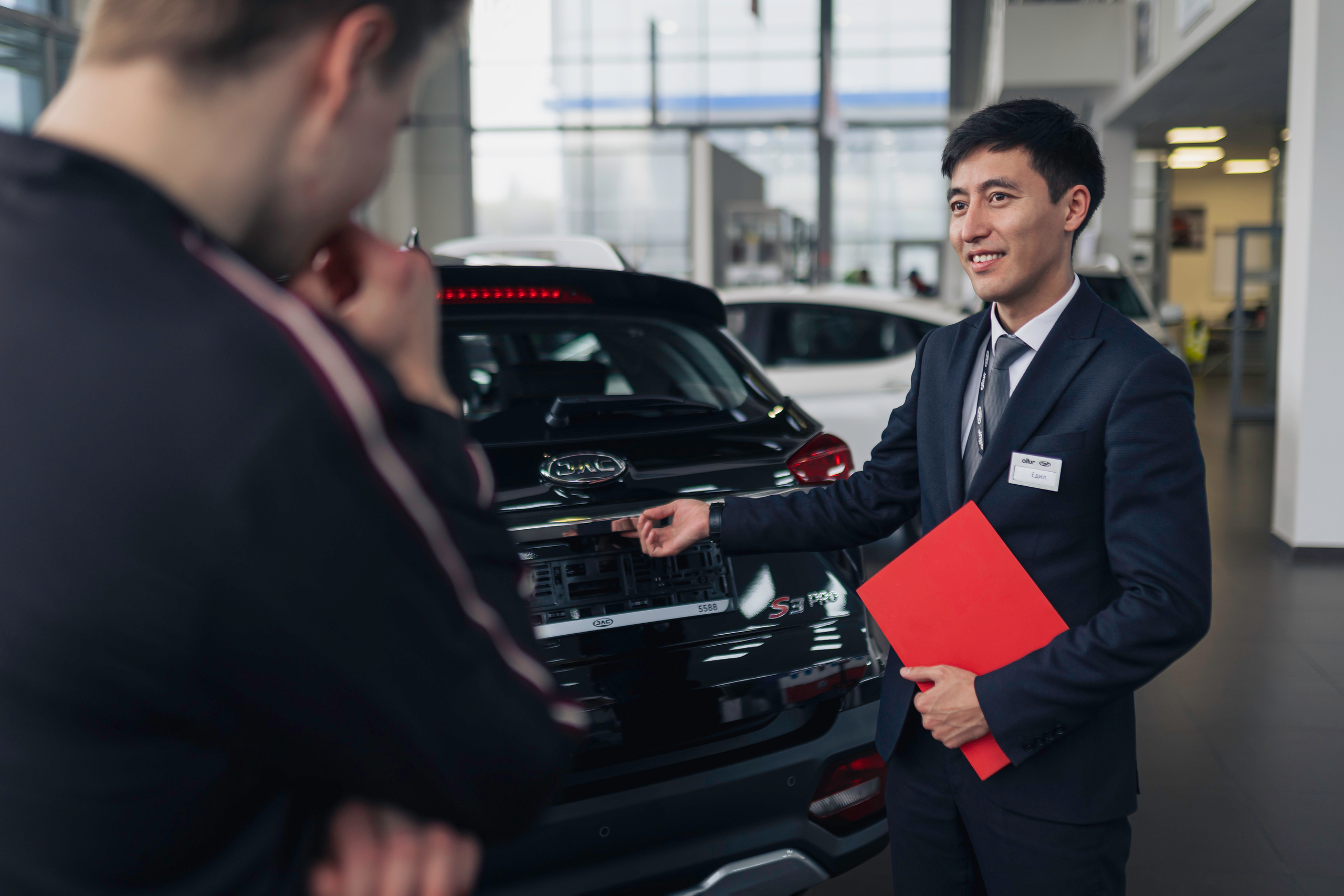 People in showroom. Чен Станислав | Автомобильный фотограф | Алматы, Казахстан