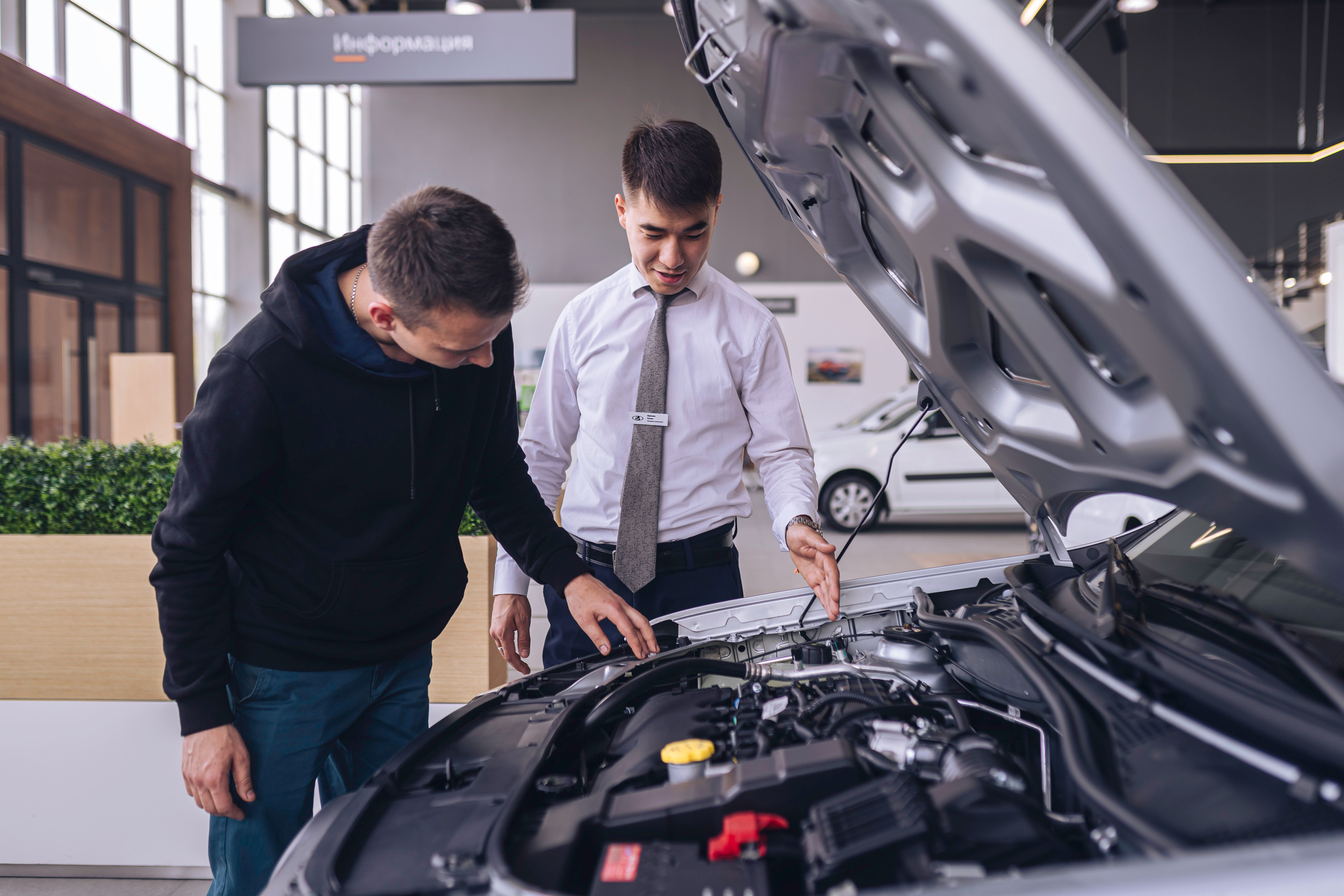 People in showroom. Чен Станислав | Автомобильный фотограф | Алматы, Казахстан