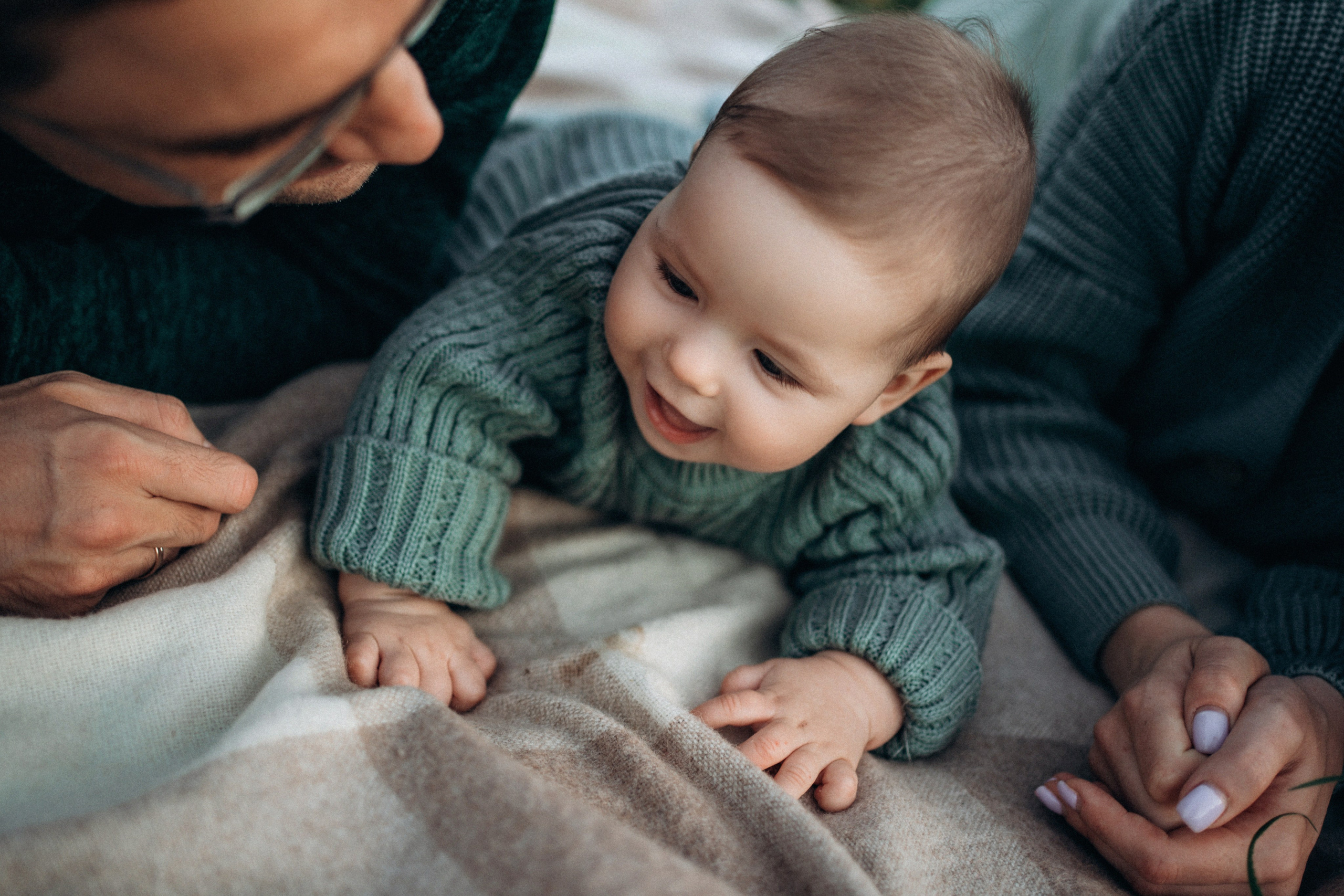 Прогулка в поле. Фотограф новорожденных и малышей до года в Москве Анастасия Соколова