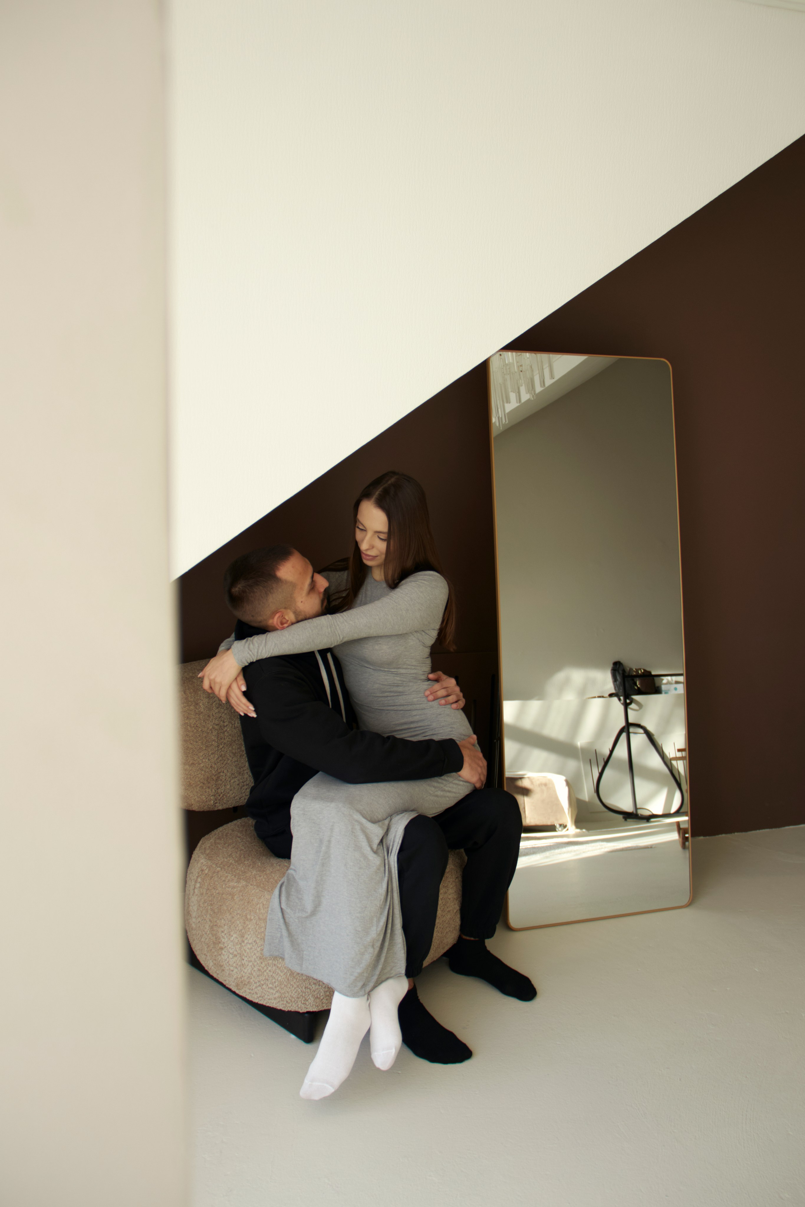 молодая пара на фотосессии в студии