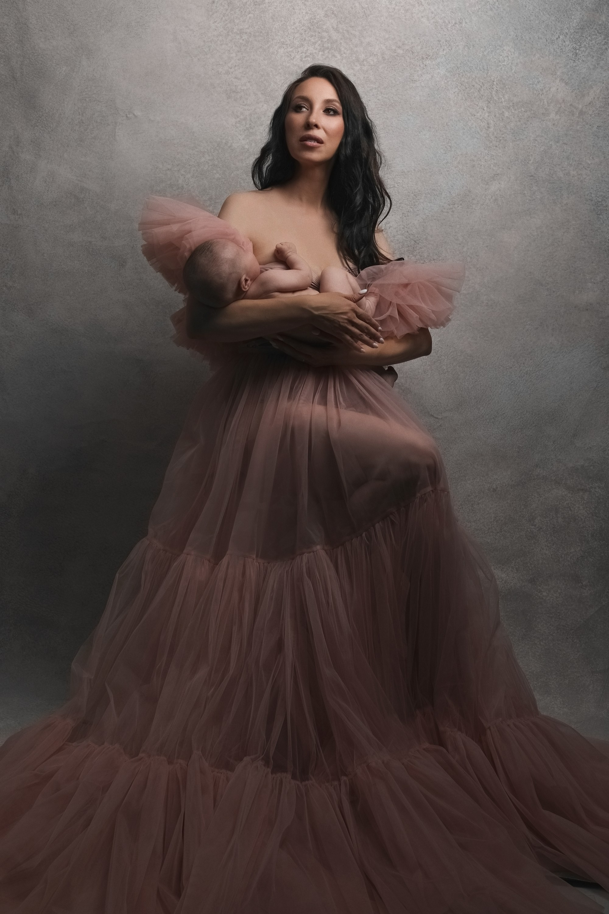 фотосессия матери и ребенка, фотосессия материнства в Тамбове, фотосъемка в стиле минимализм матери и ребенка в фотостудии, фото мамы и малыша, портрет материнской любви, поцелуй матери, красивое фото матери и ребенка, объятия матери, мамины руки на фото, фотография красивой женщины с ребенком на руках, фотосессия семейная в Тамбове, детская и семейная фотосессия , мама и ребенок на темном фоне в фотостудии, ребенок на руках у мамы, красивое платье на фотографии матери и ребенка, красивое материнство