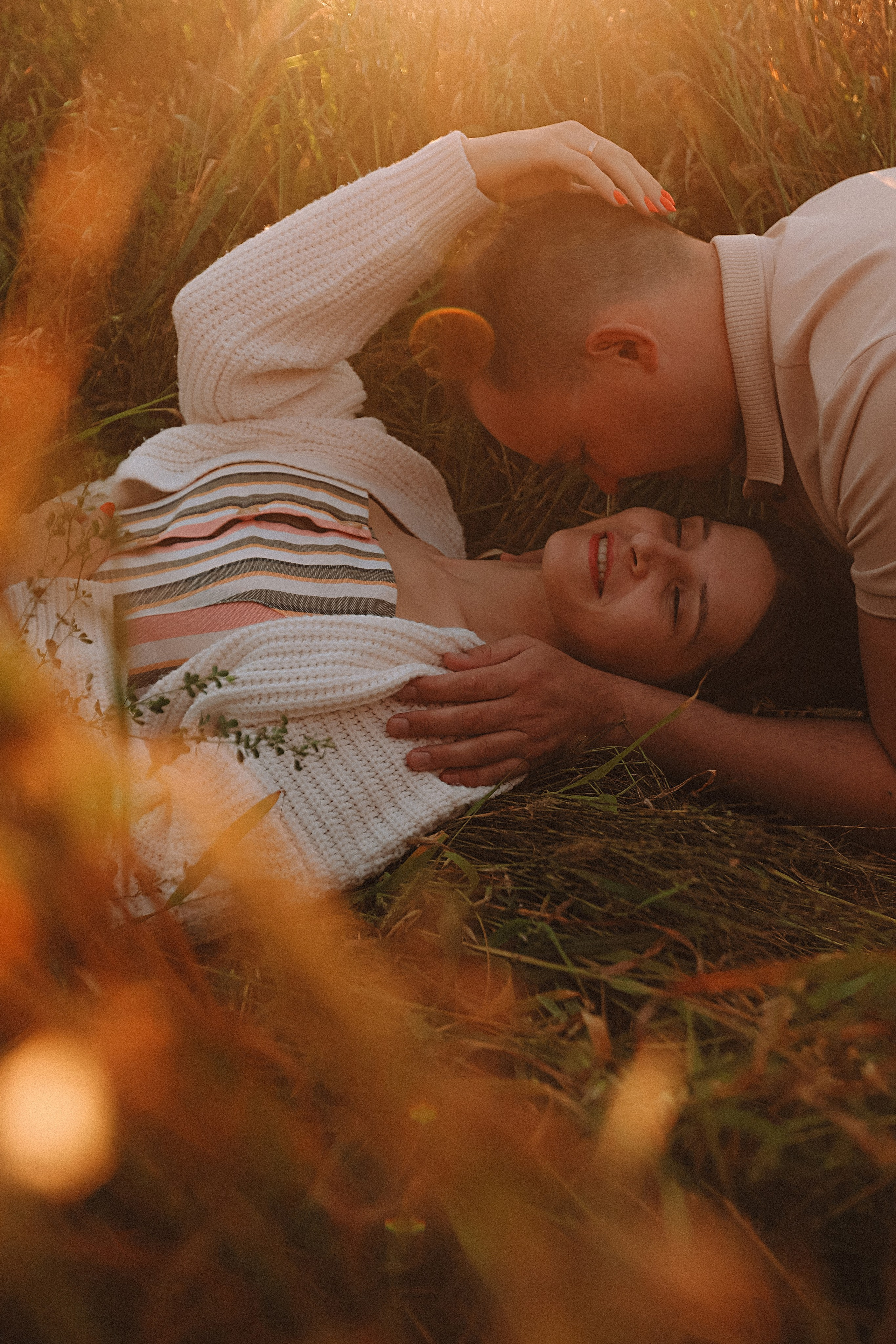 Поле love story на закате. Семейный фотограф Тюмень, фотограф на роды Салмина Мария