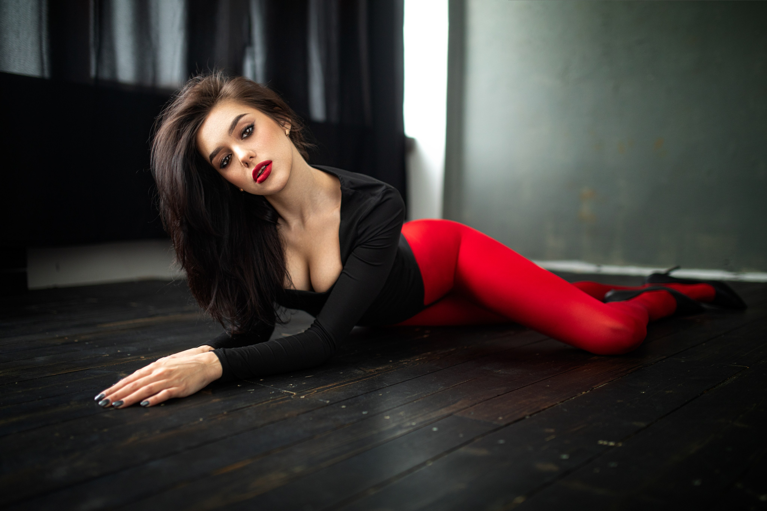 Фотосет с Марианной в студии с минимальным интерьером в формате для «себя»