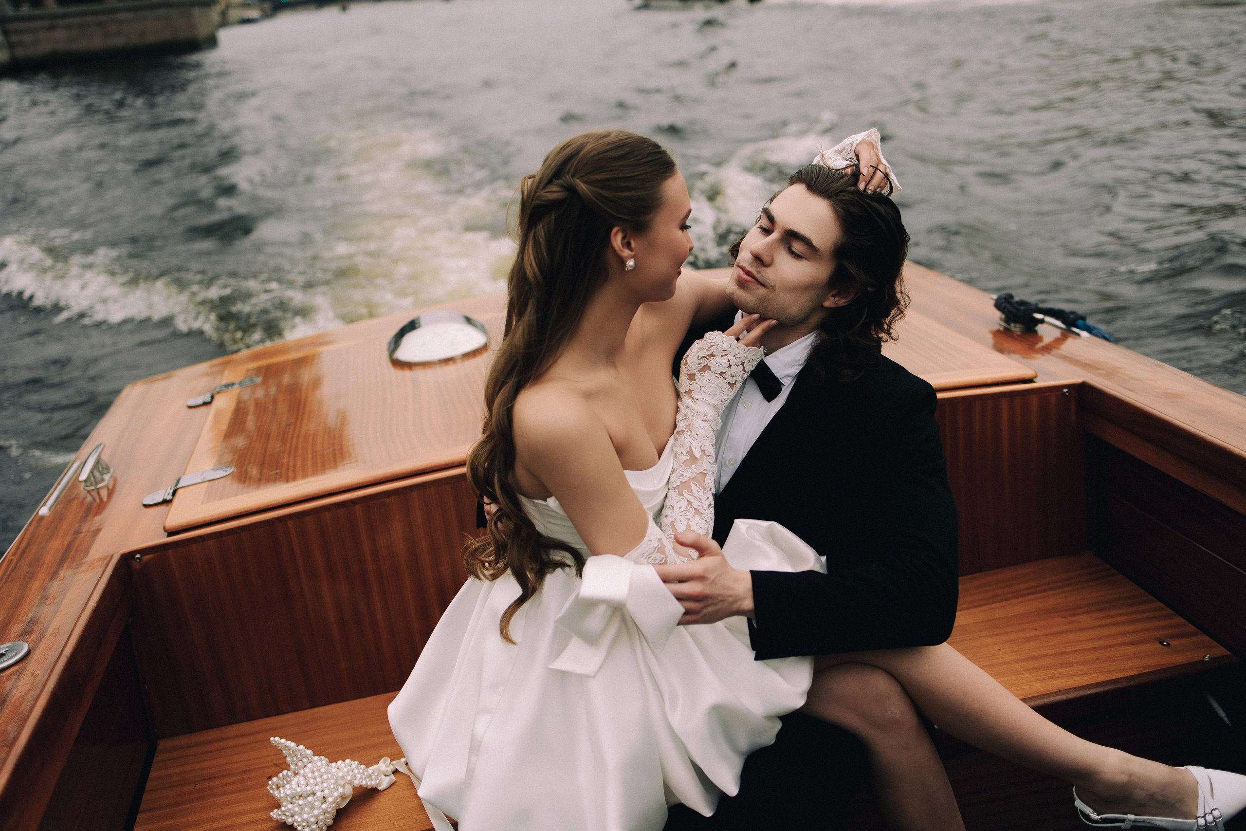 На катере. ФОТОГРАФ РОЗА ФИЛИНА СПб I МОСКВА