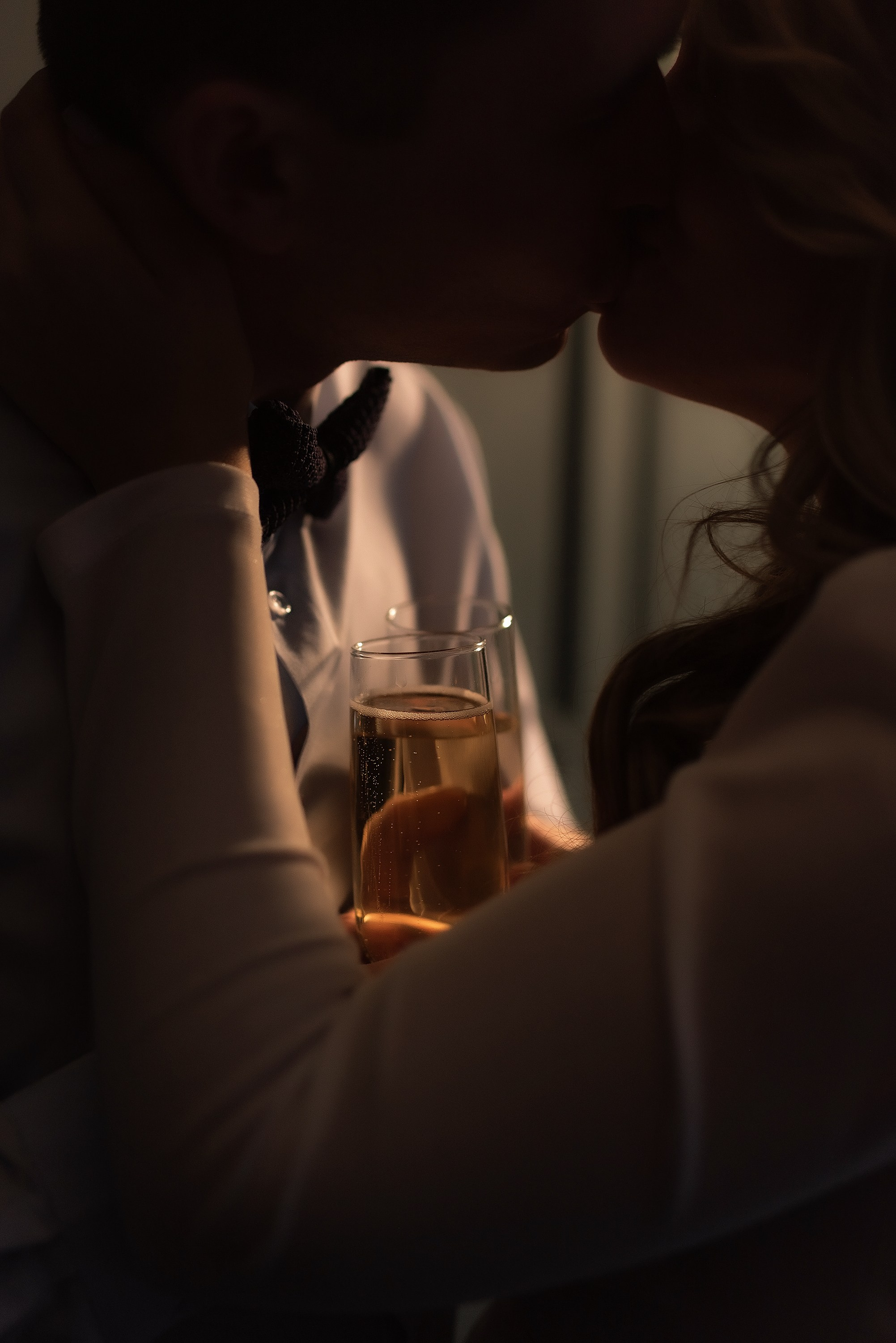 Свадебный фотограф запечатлел поцелуй жениха и невесты свадебный фотограф Николай Коляганов