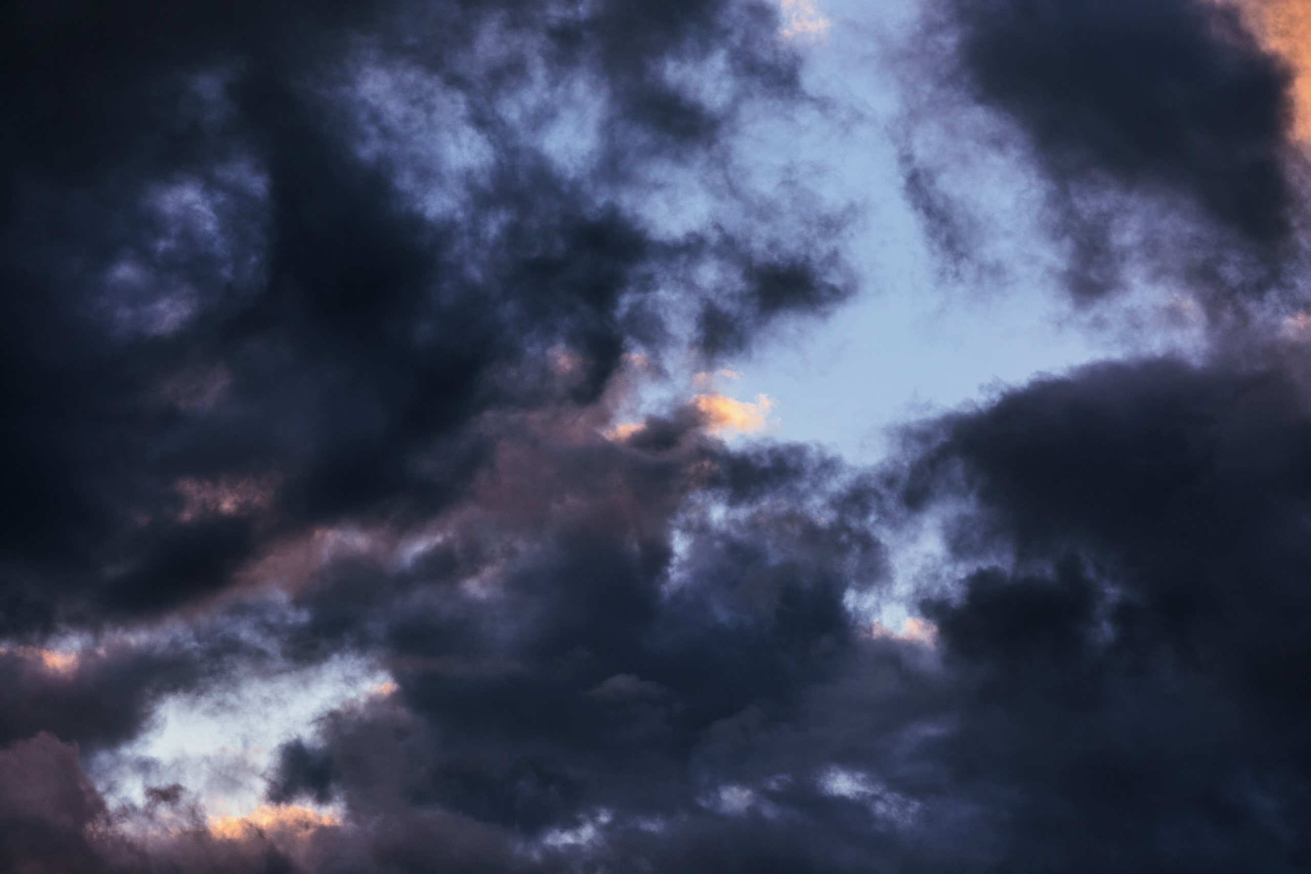 Закатное небо с красивыми летними облаками