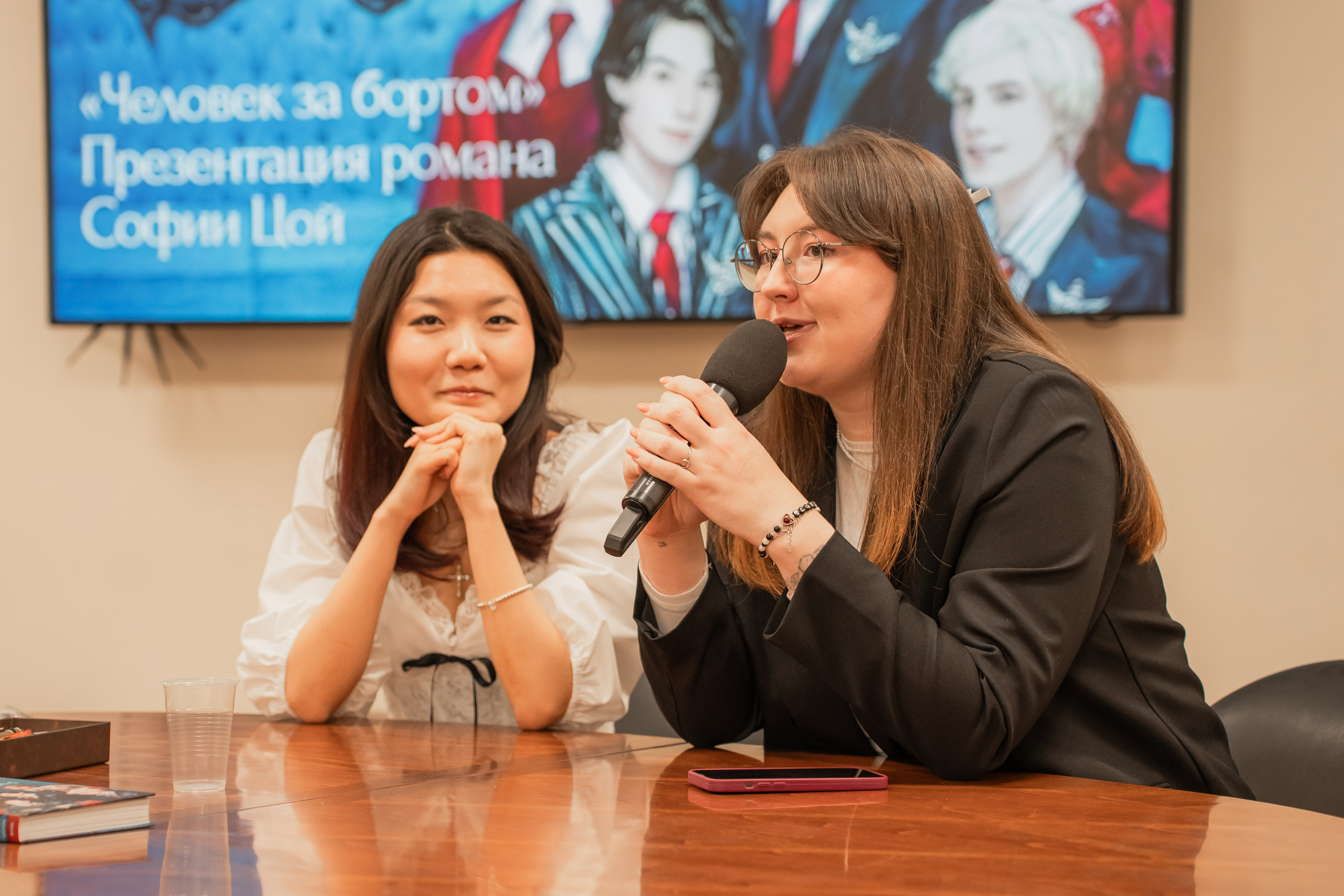 Презентация книги «Человек за бортом», автор София Цой. Репортажный фотограф Анастасия Рубцова