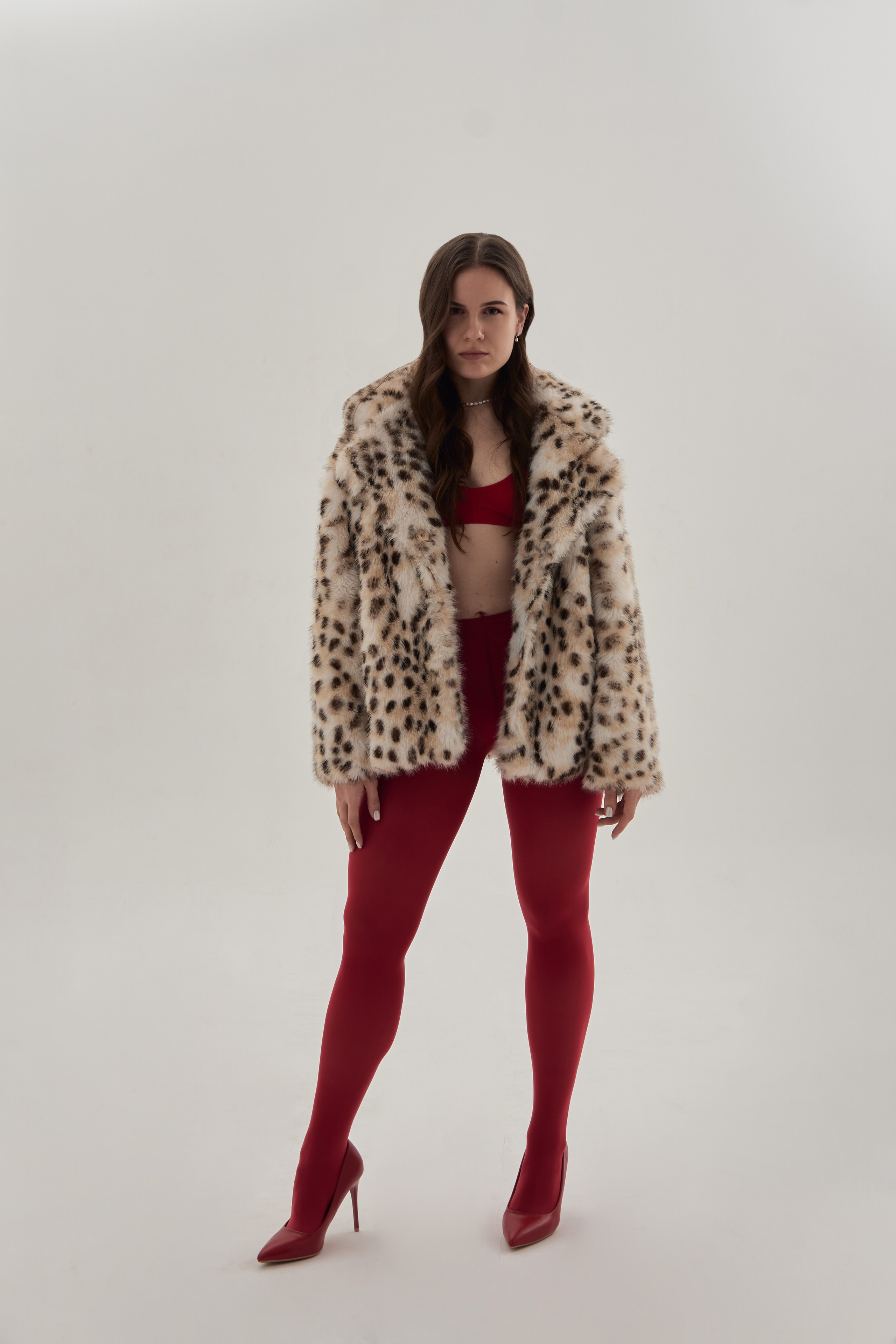 Фотосессия в студии на красном фоне, в леопардовой шубе, колготках. Фотограф Наталья Воронина Москва