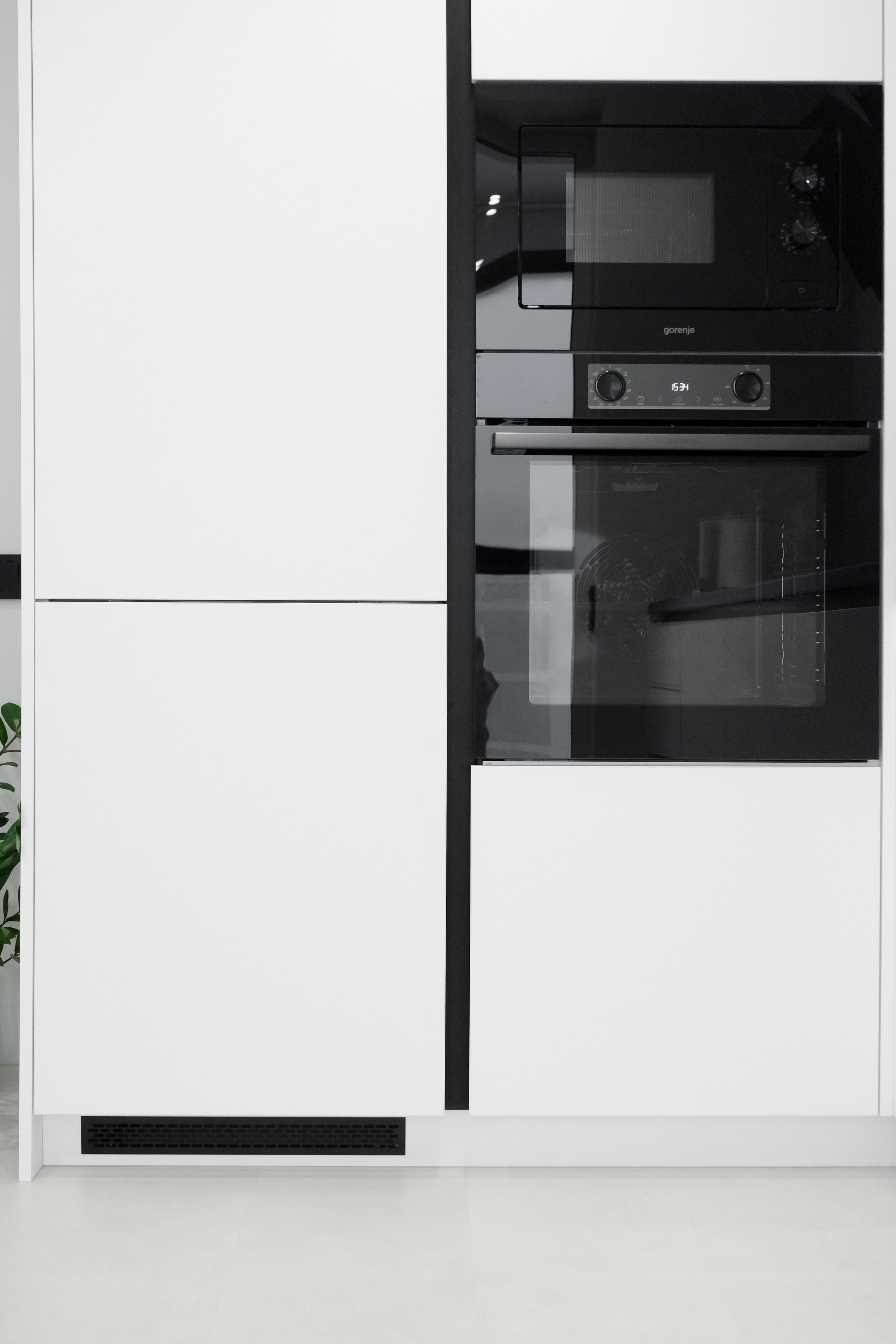 Мебель на заказ в Томске ЖК Михайловский Парк | Минималистичная кухня. ГУДРУМ — Мебель на заказ в Томске | Кухни | Шкафы | Стулья и Столы