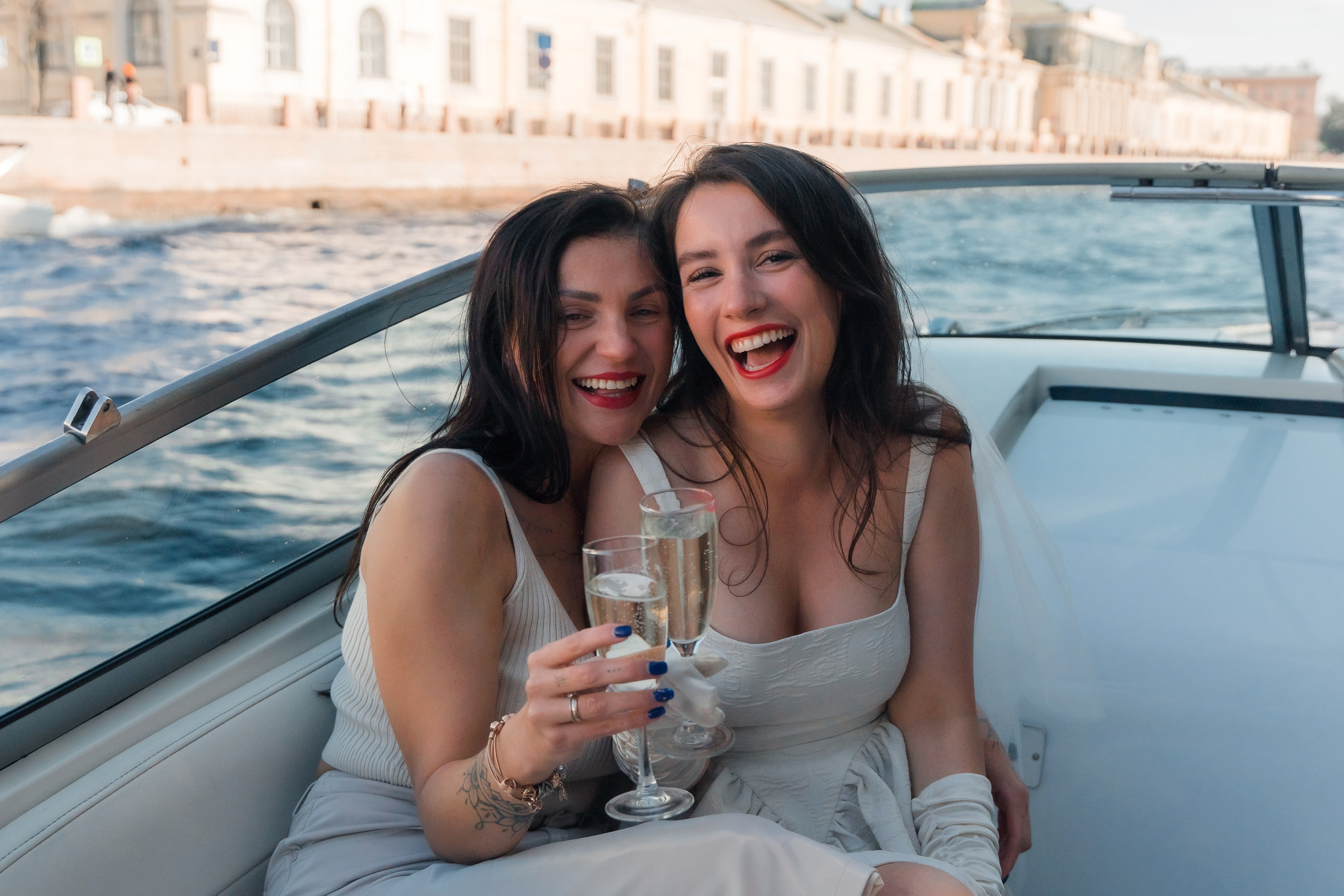 Фотосъемка девичника, встреча девушек, веселые женские портреты