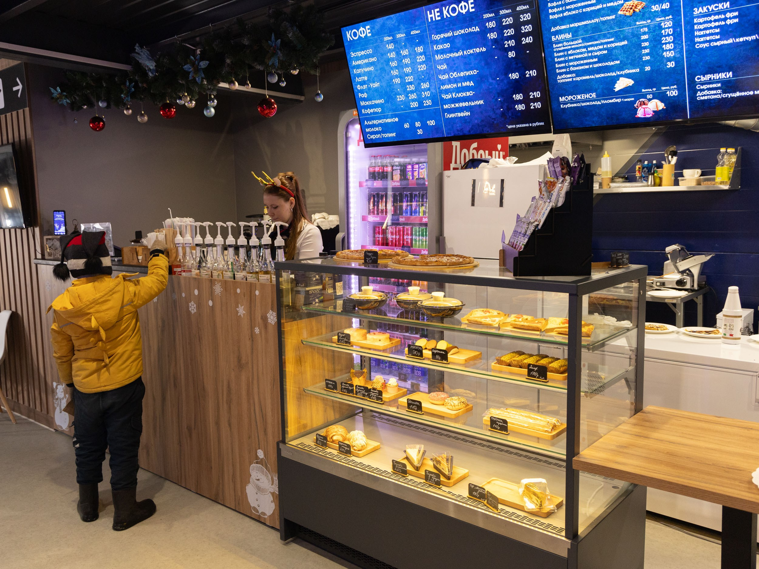 Вид витрины магазина в Вологде.