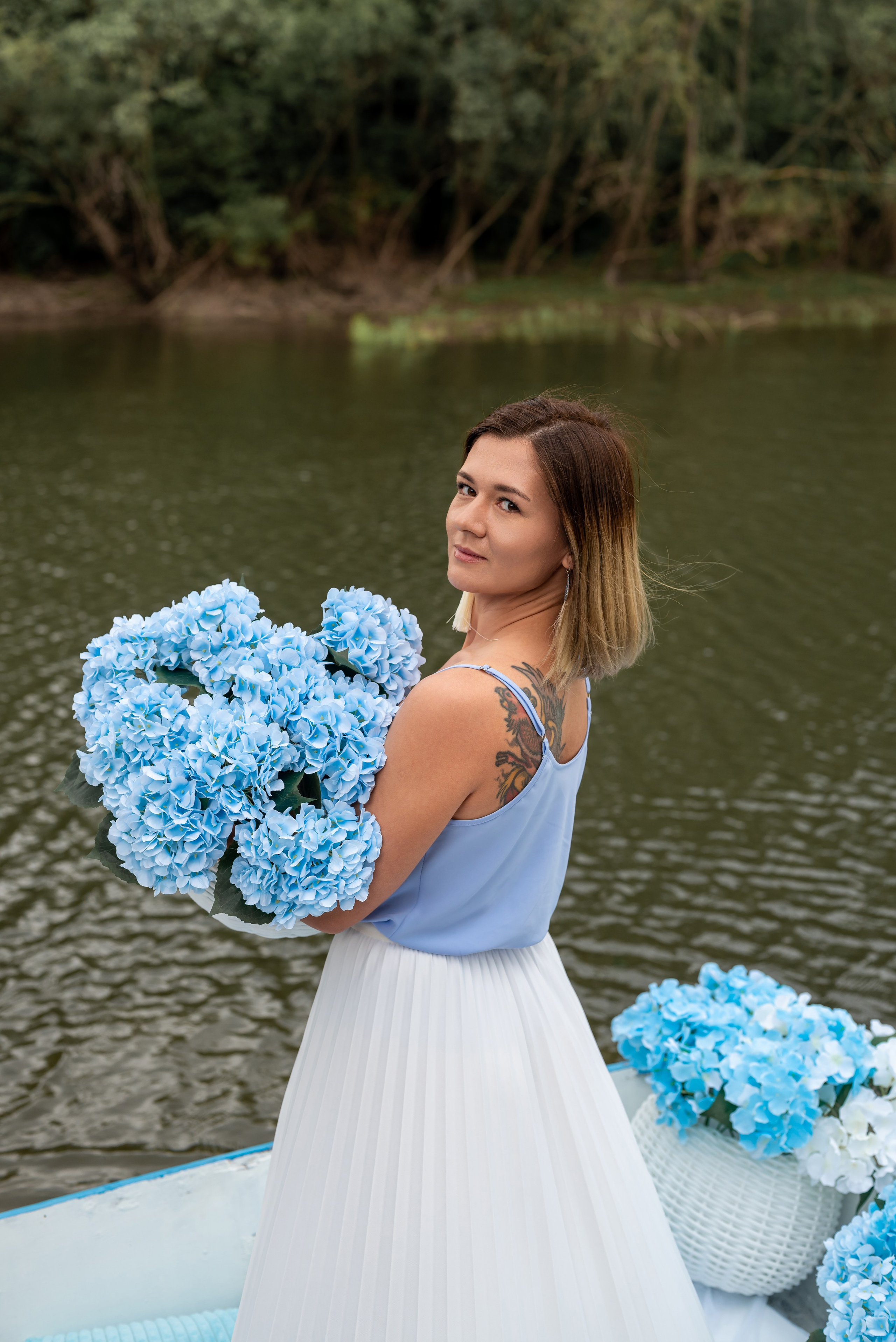 Фотопроект на лодке с голубыми гортензиями. Фотограф в городе Салават