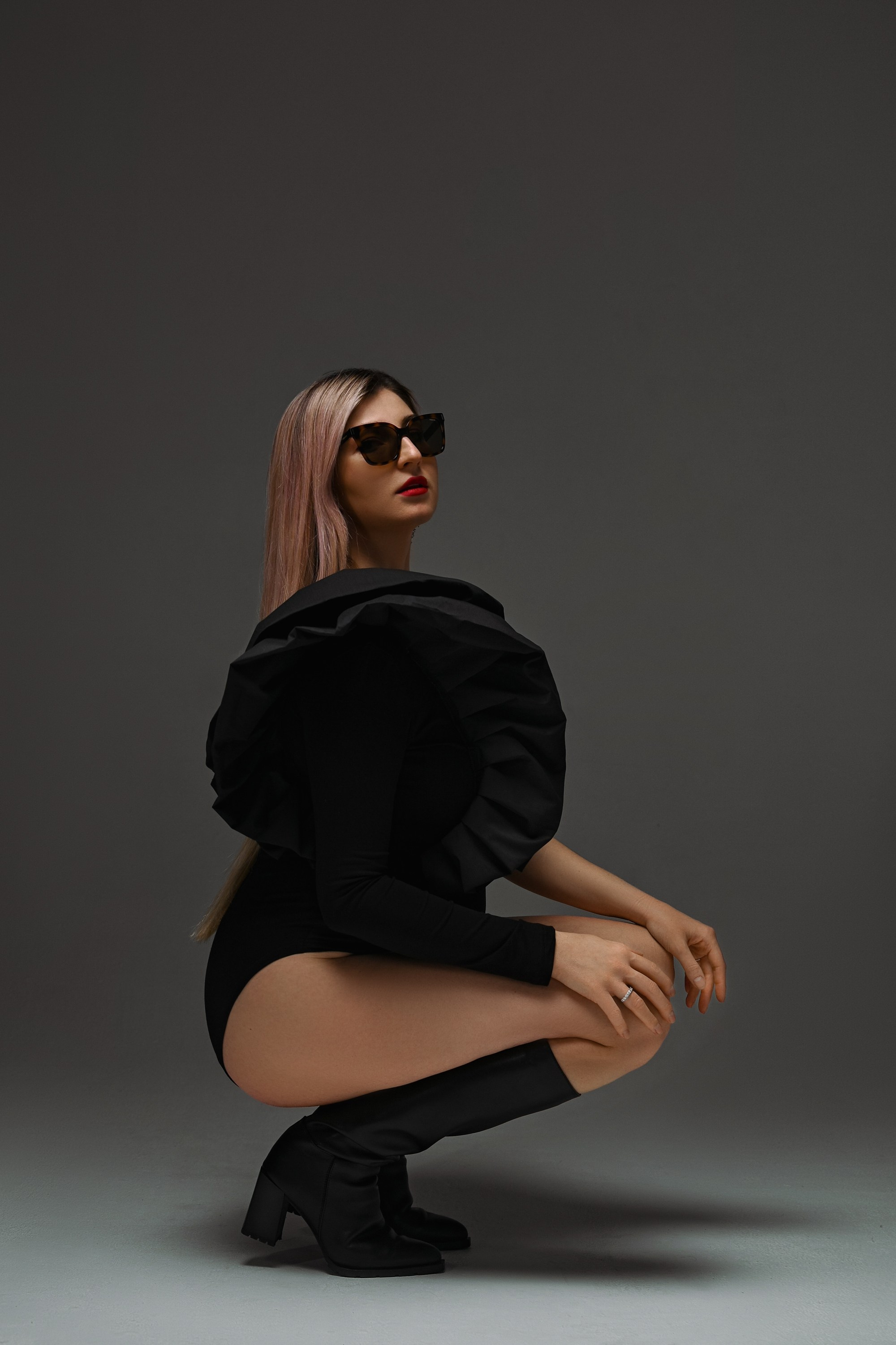 Красивая Беременная женщина в студии на циклораме. Компания и фотошкола по созданию контента в Москве