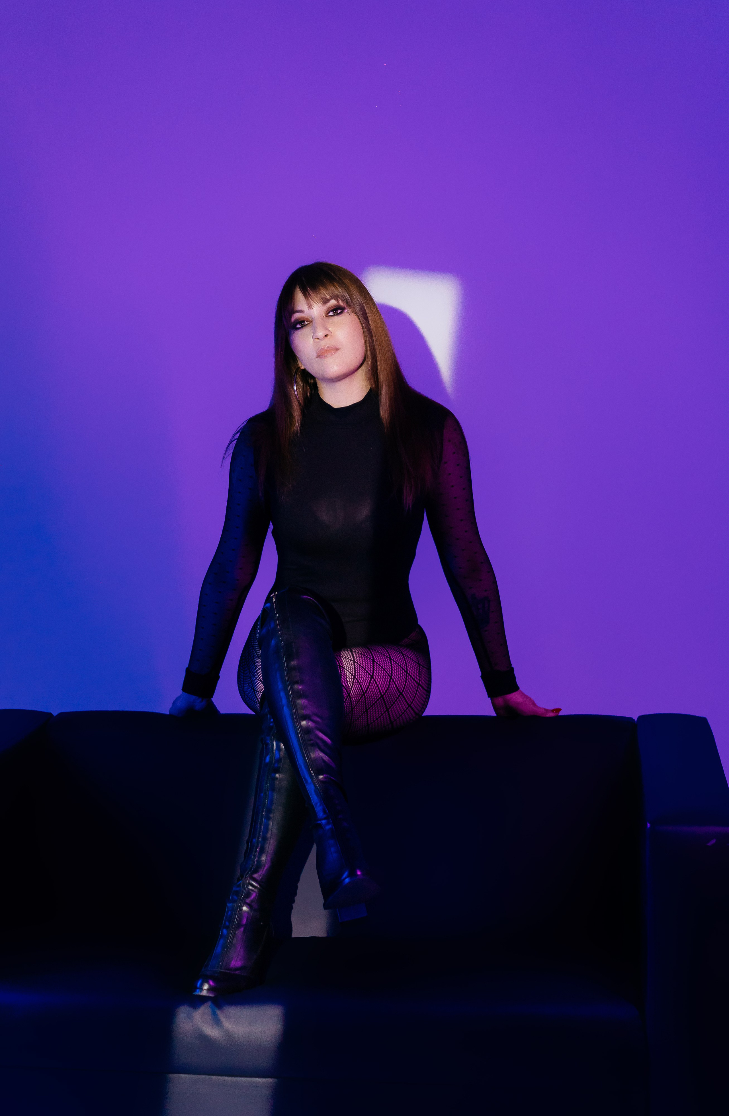 Фотосессия в неоновом свете в фотостудии. Фотограф и видеограф Смоленск | Студия Цезарь