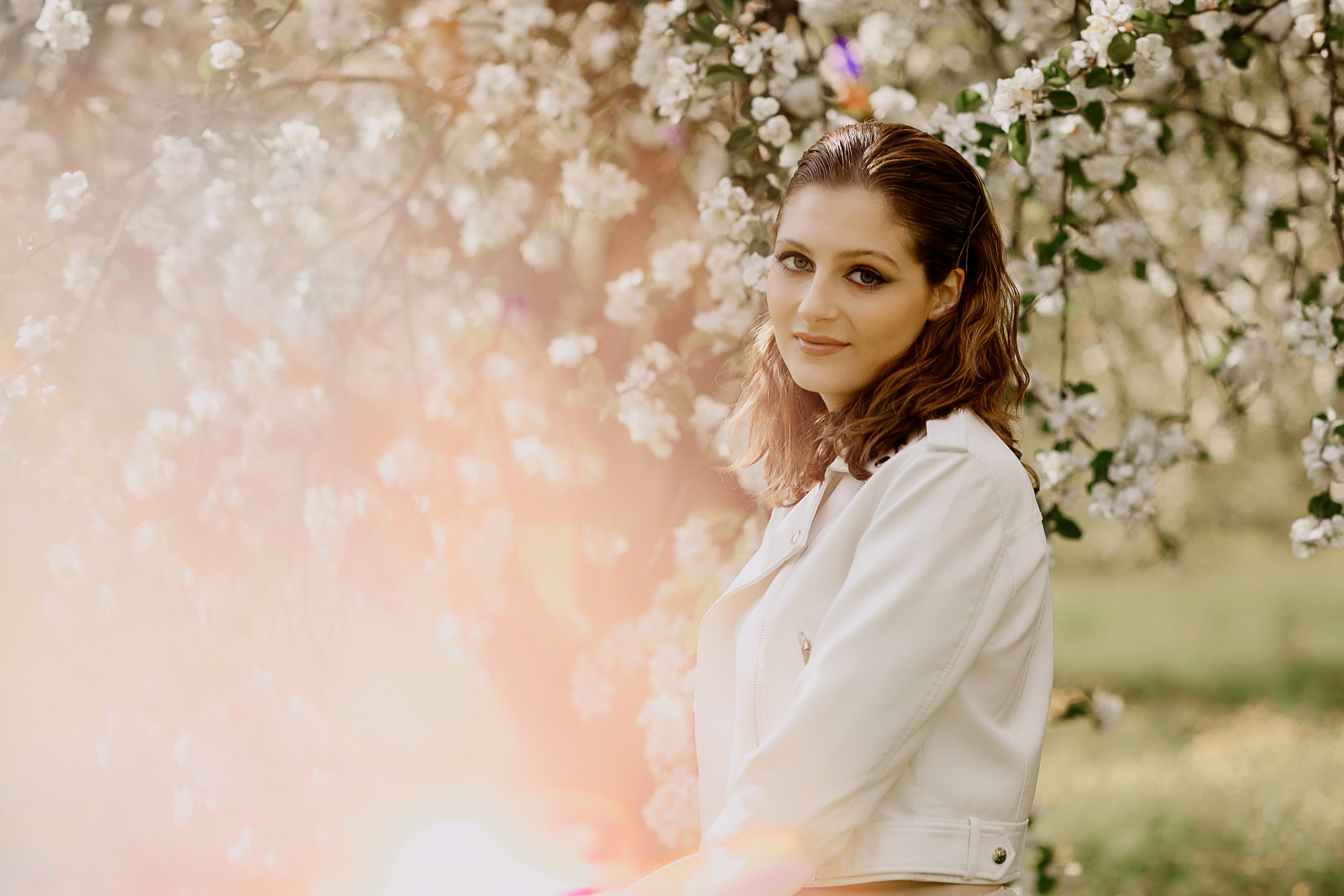 Женская фотосессия в цветущем саду. Семейный и женский фотограф в Москве Надежда Воробьева