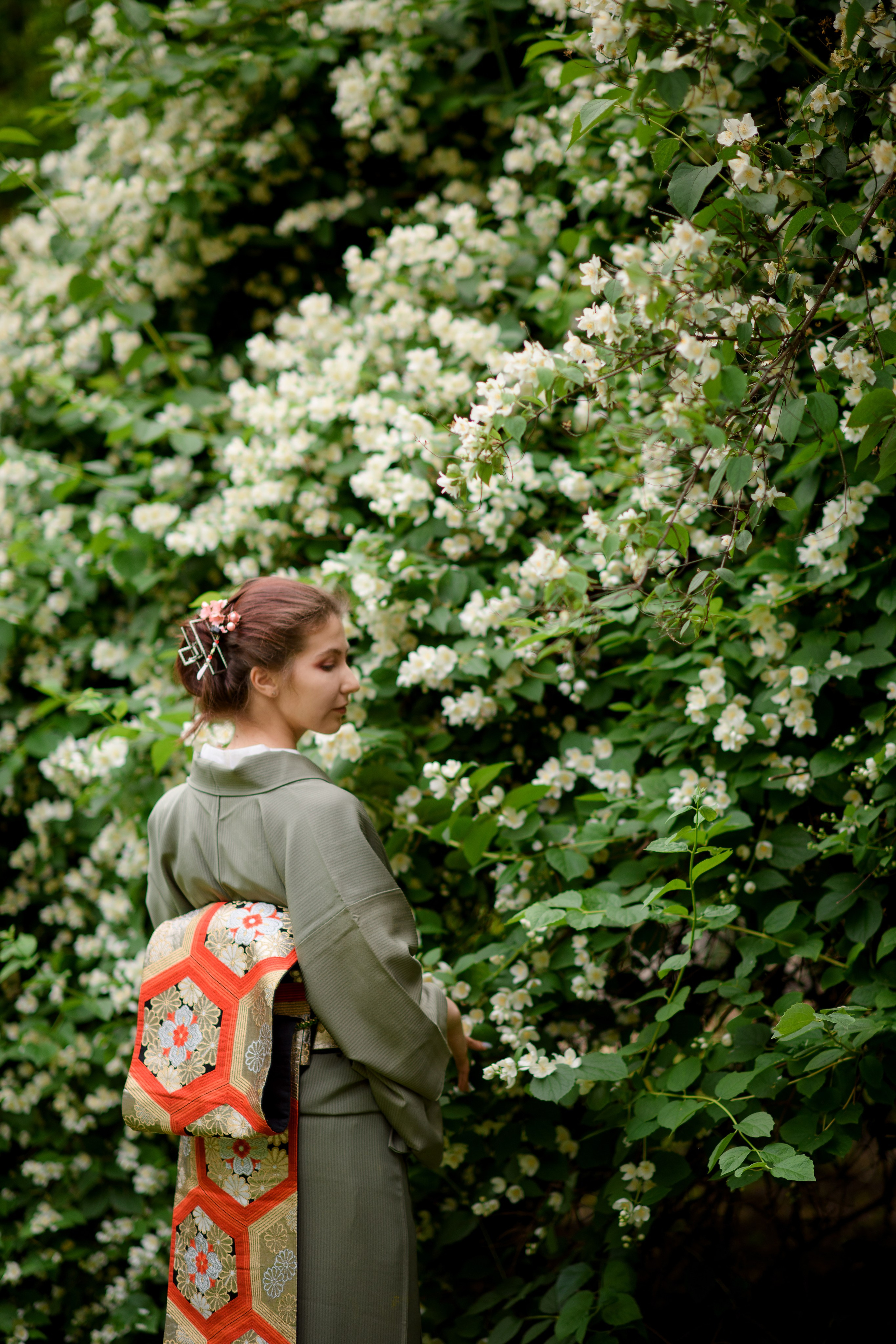 Фотосессия в цветущем чубушнике в саду им. Баумана. Главная