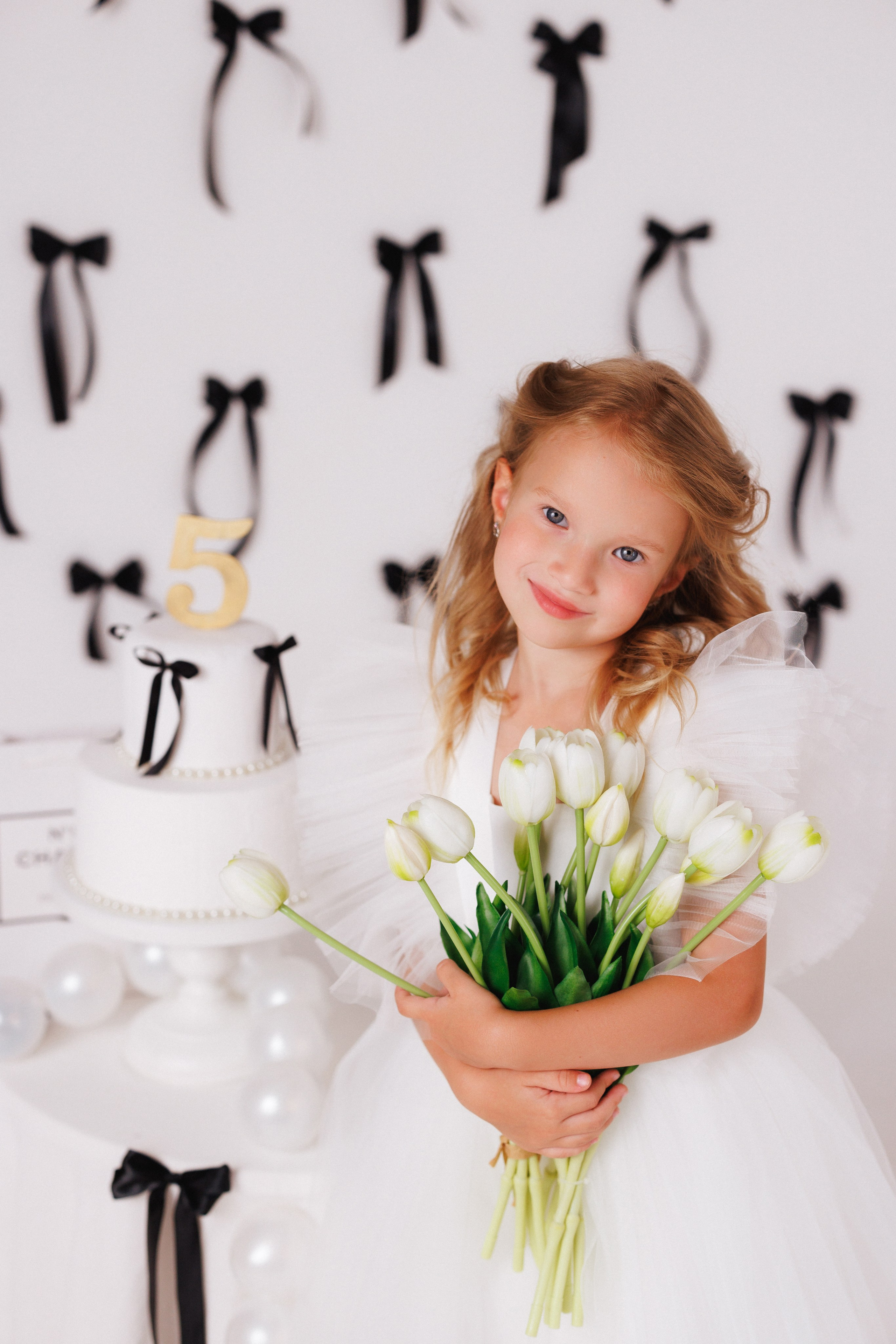 Детская фотосессия к Дню рождения для девочек, фотостудия «Антураж». Семейный и детский фотограф в Краснодаре Анна Трашкова