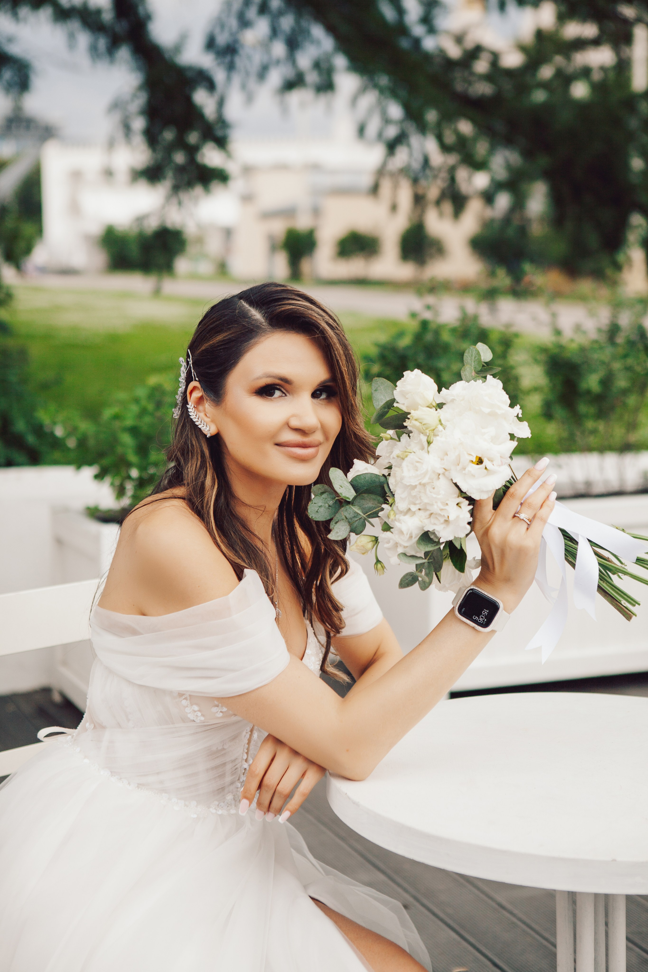 Фотосессия стильной невесты в длинном платье и с букетом на ВДНХ у ресторана