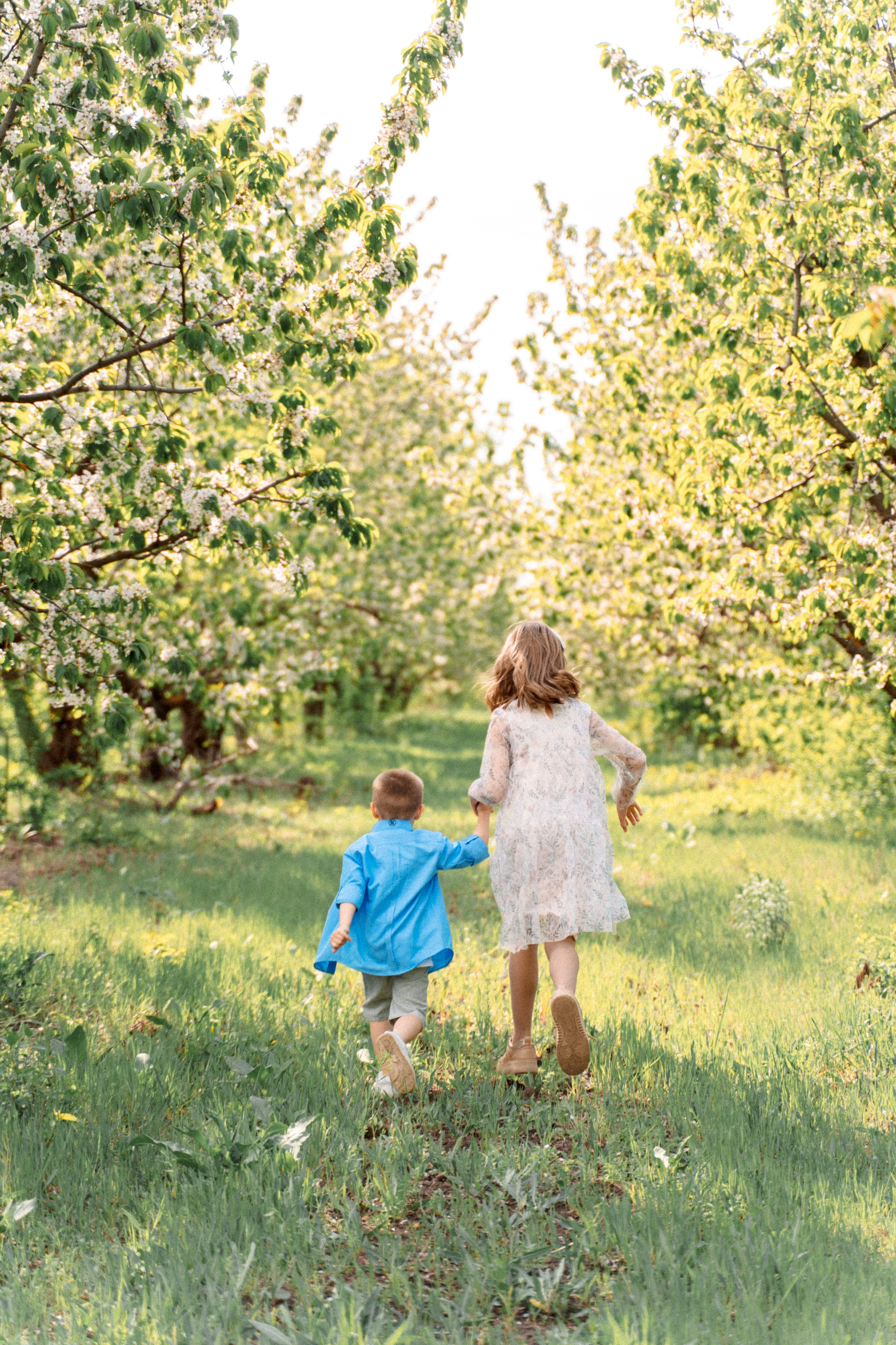 Сава и Ася в цветущем саду. Семейный фотограф Новочеркасск