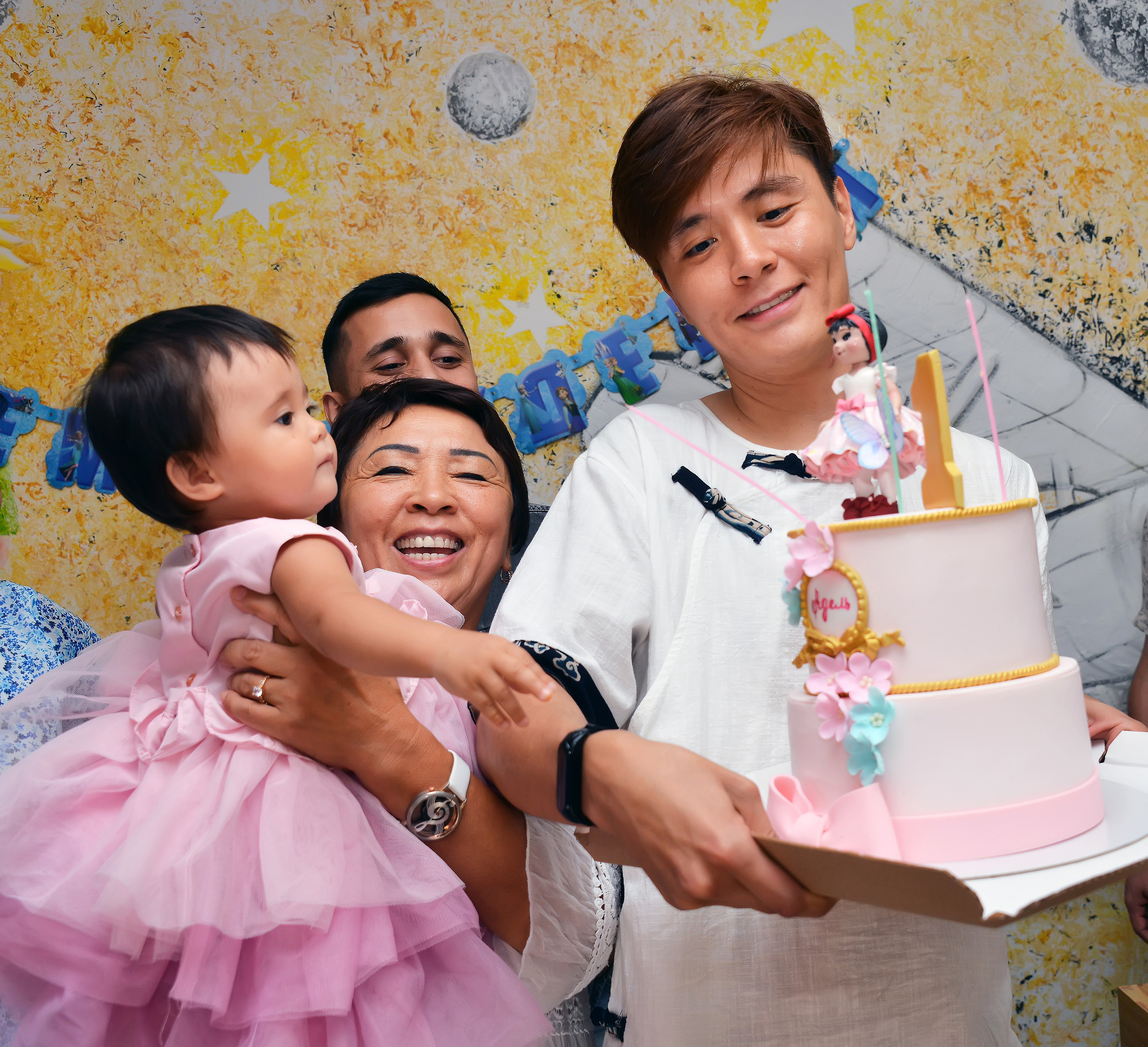 Дети-5 (Адель-1годик). Фотосъёмка. Фотограф Сергей Авдеев-семейный и детский фотограф в Алматы