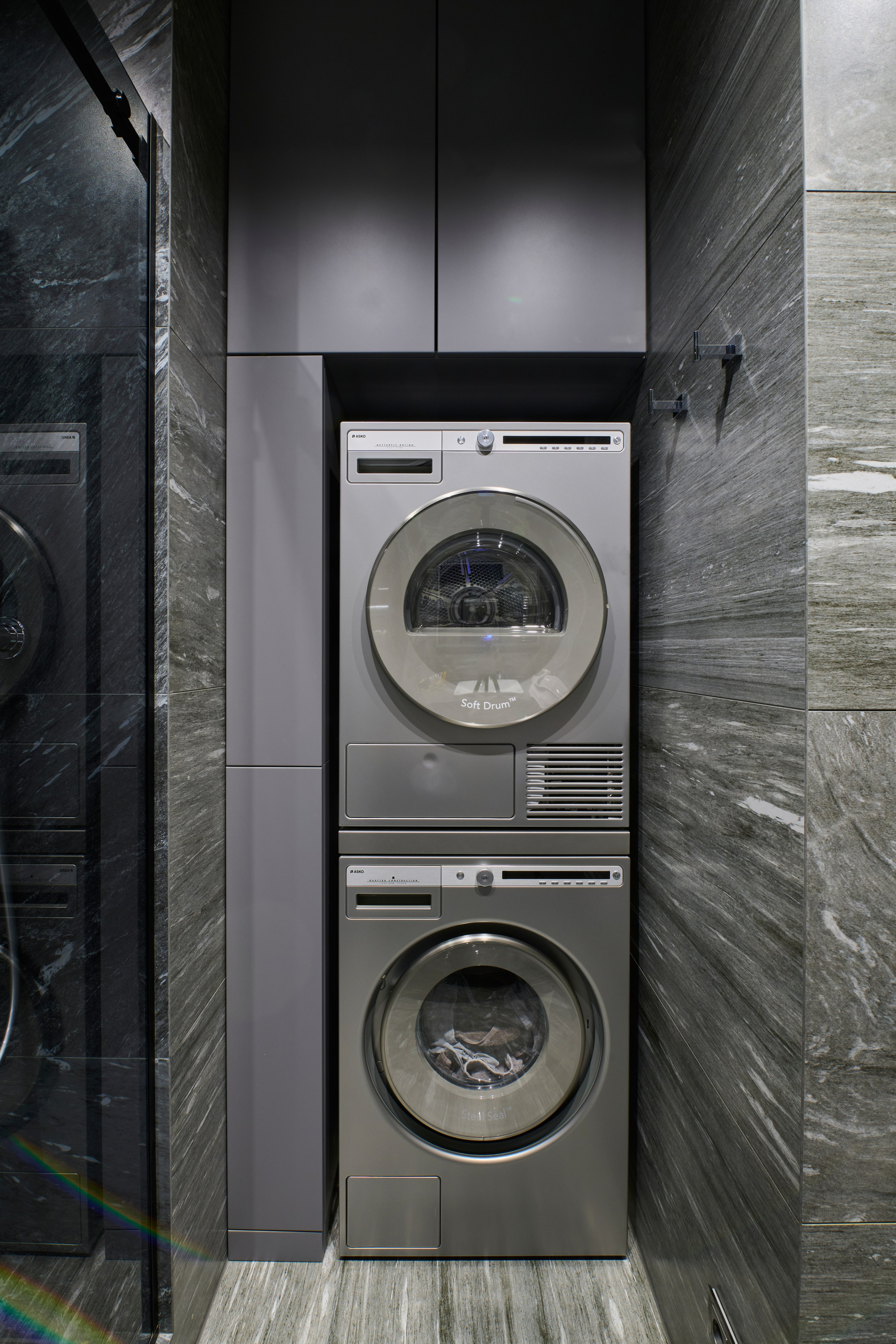Прачечная в шкафу: стиральная и сушильная машины, тёмная отделка