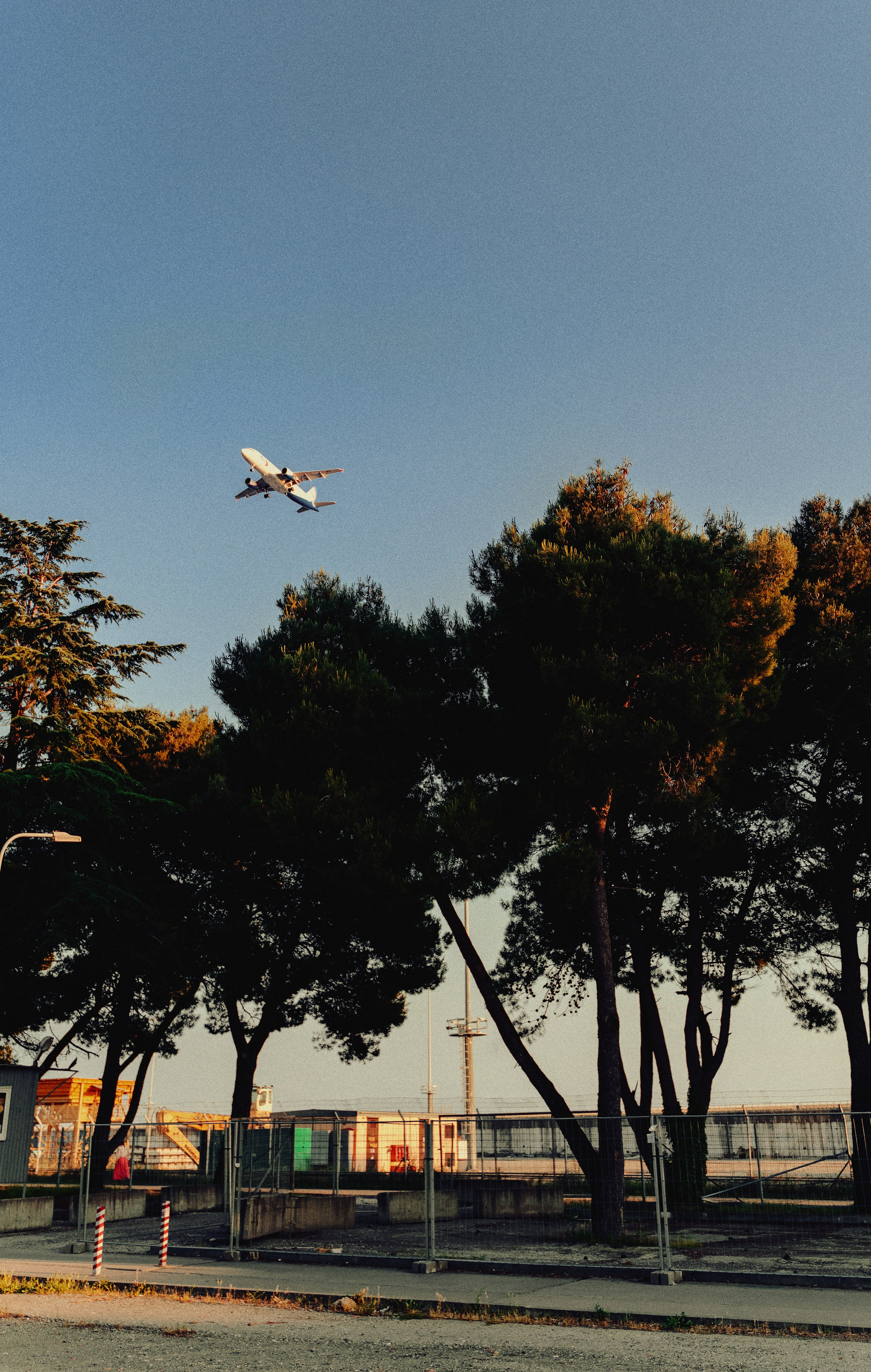 Закатная фотография с самолётом у моря в Адлере