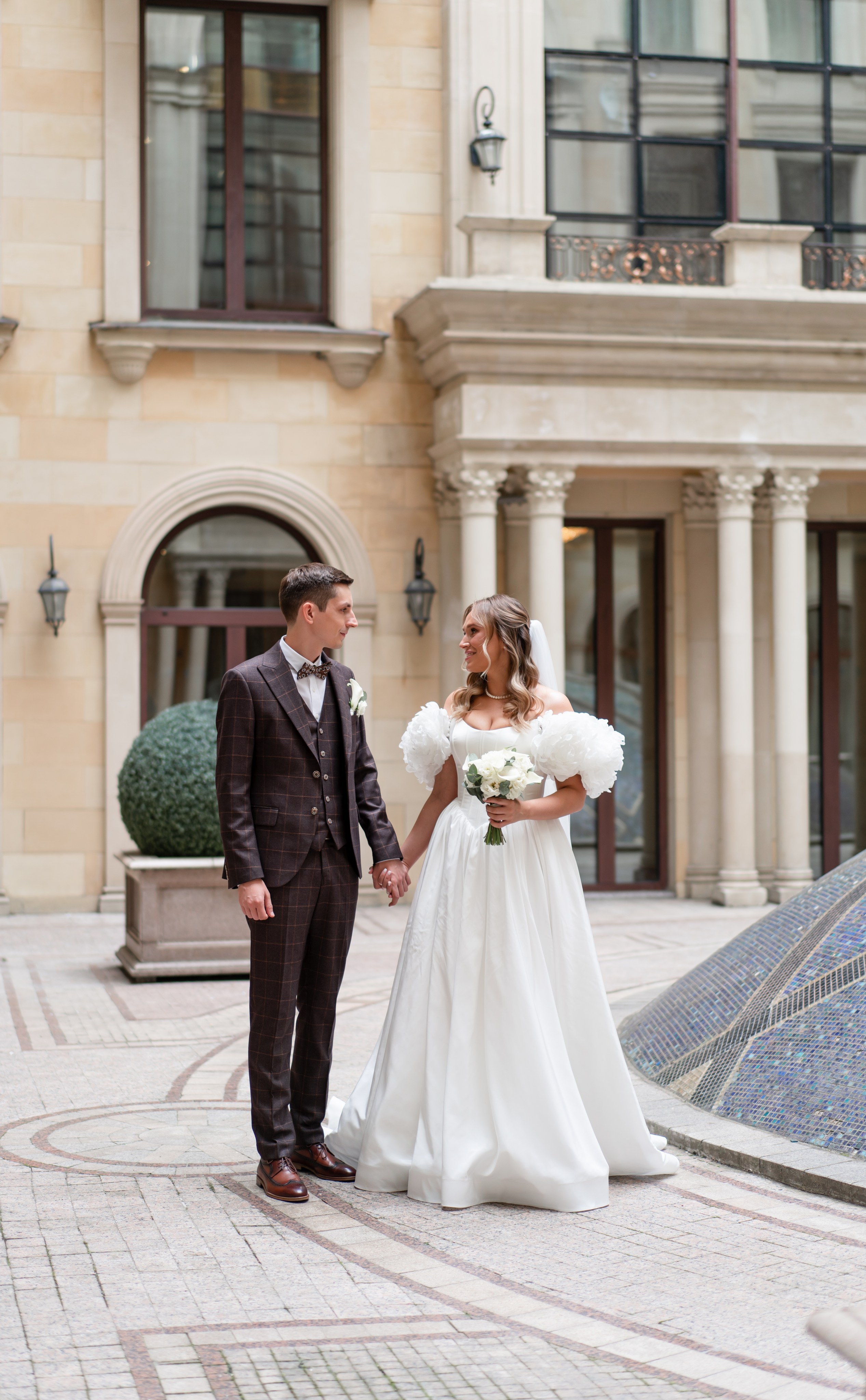 Свадебная фотосессия в отеле The St. Regis Moscow Nikolskaya. Свадебный фотограф Вера Климова