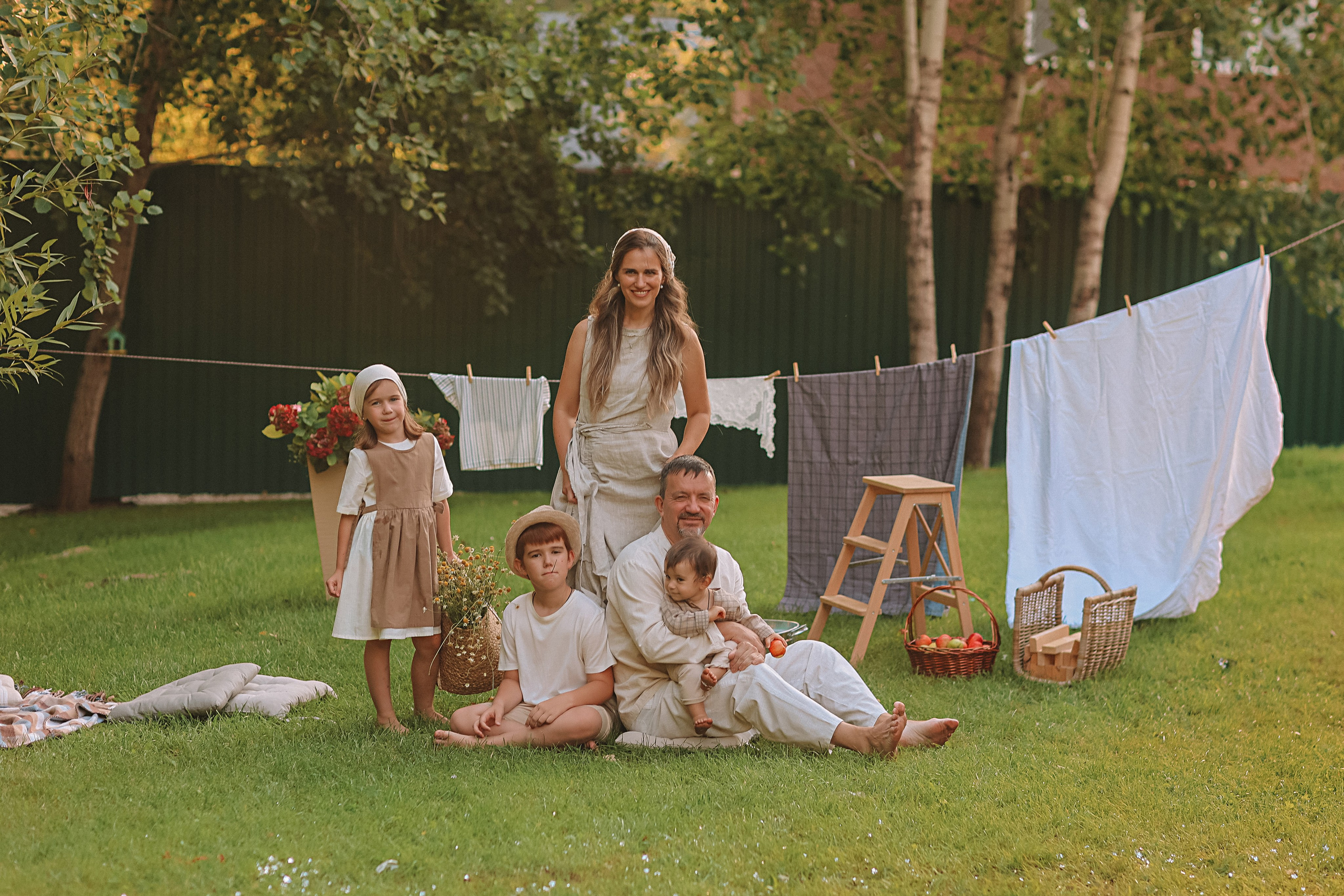 Стирка у дома. Семейный фотограф Тюмень, фотограф на роды Салмина Мария