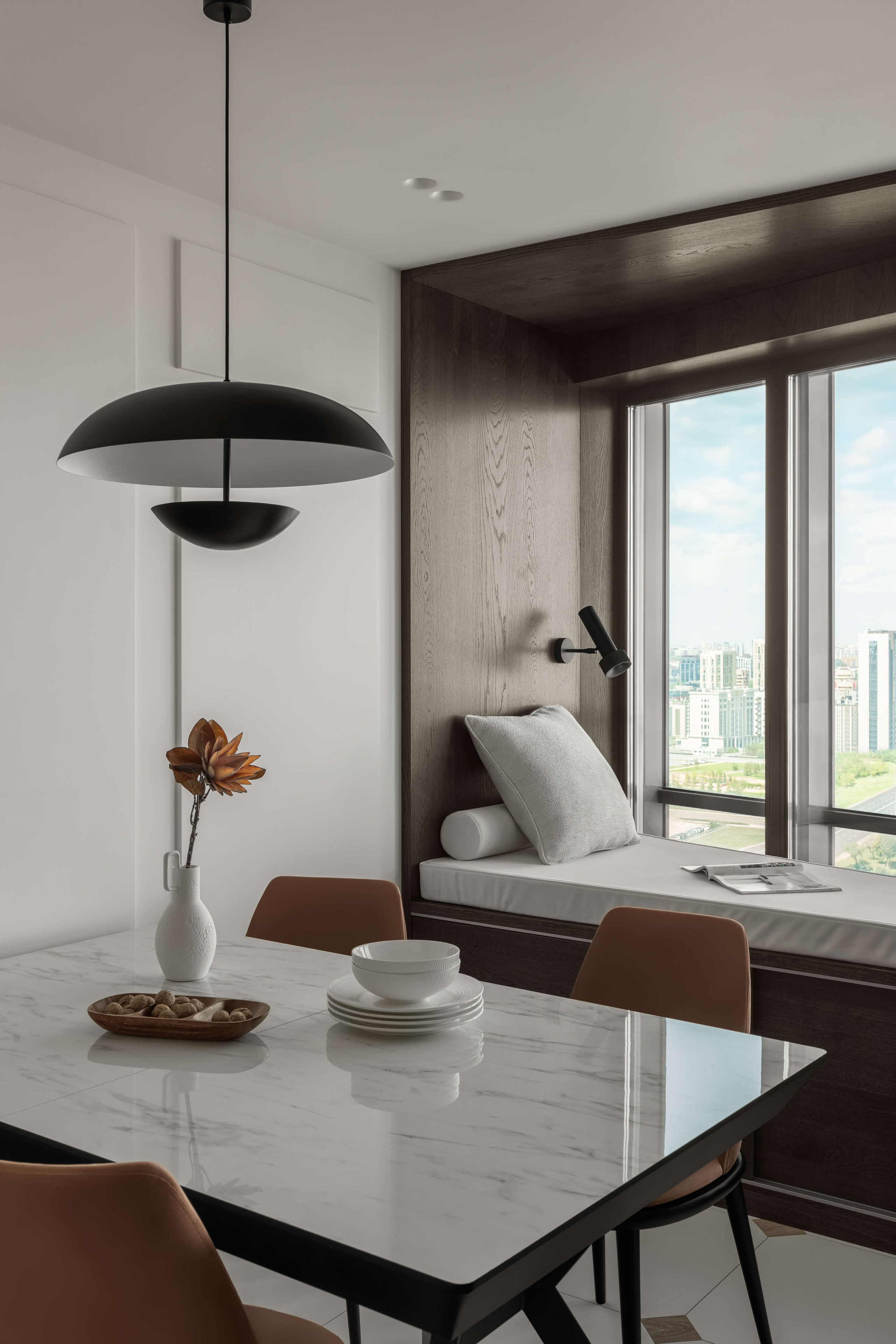 Интерьер кухни в проекте Astudio — стол с мраморной столешницей, стулья Calligaris и подоконная зона с мягким сиденьем.