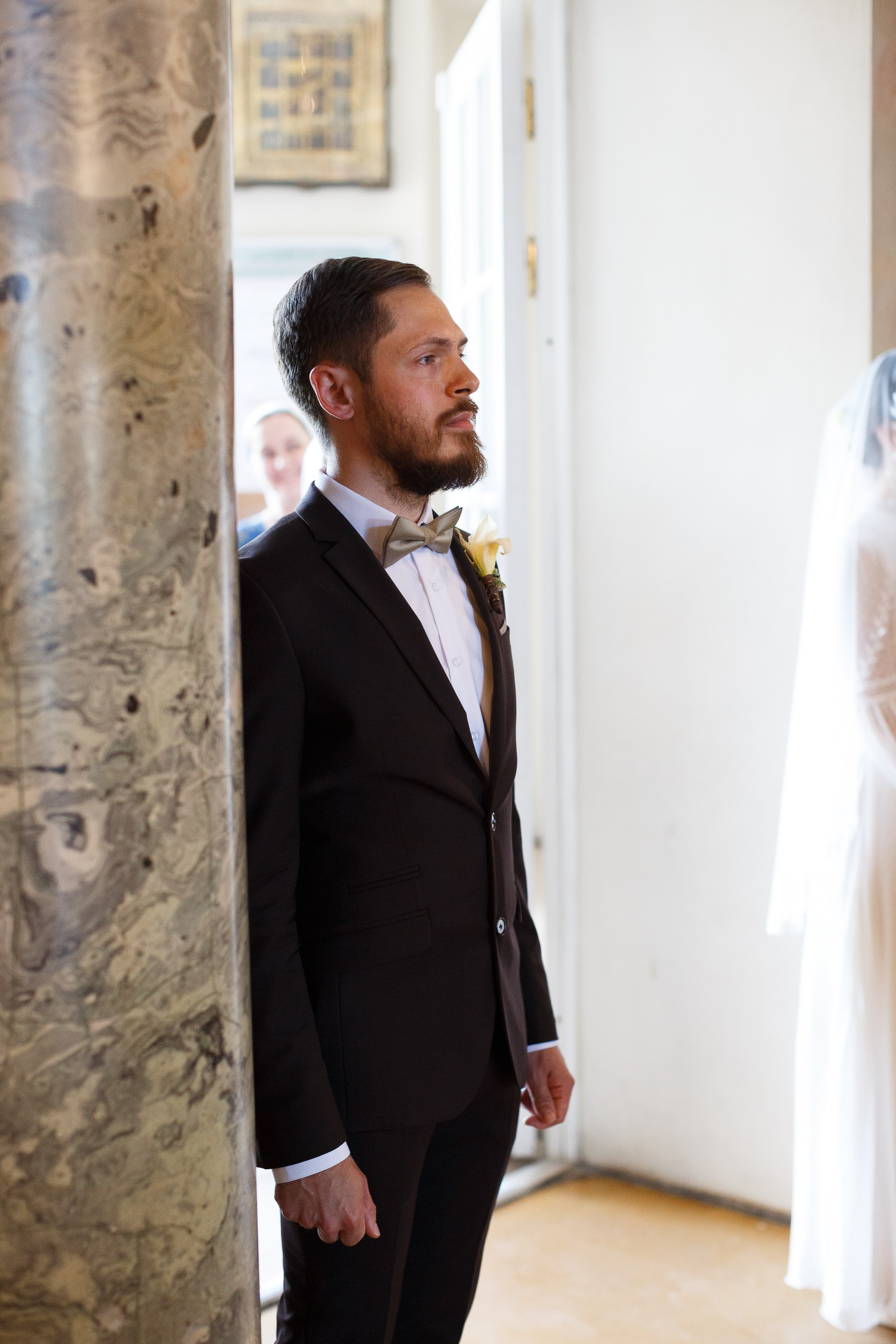 Венчание в храме святого благоверного царевича Димитрия при первой градской больнице г. Москвы. Жених стоит в храме.