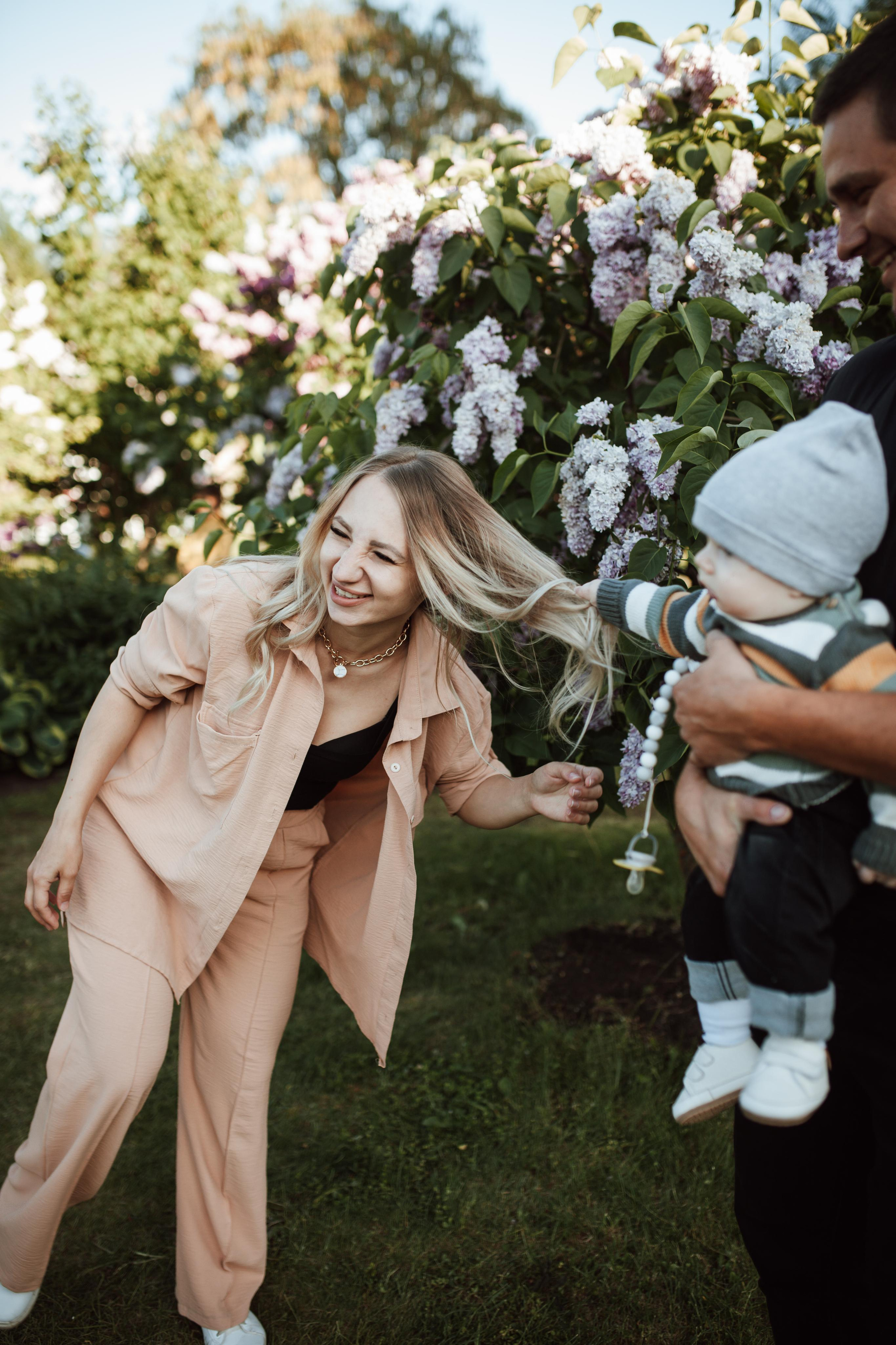 Семейная съёмка в сирени. Семейный Life style фотограф в Великом Новгороде Юлия Ефимова