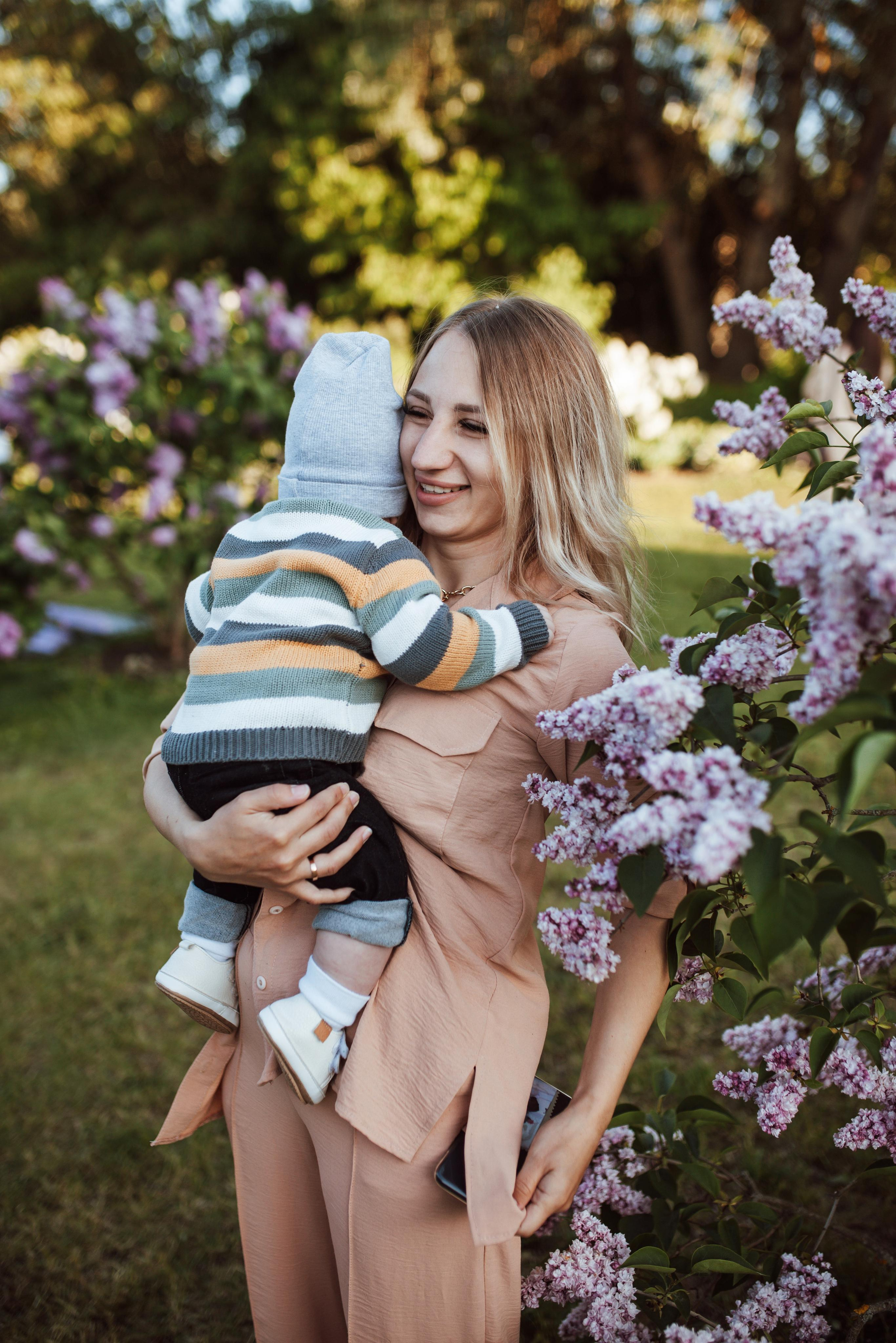 Семейная съёмка в сирени. Семейный Life style фотограф в Великом Новгороде Юлия Ефимова