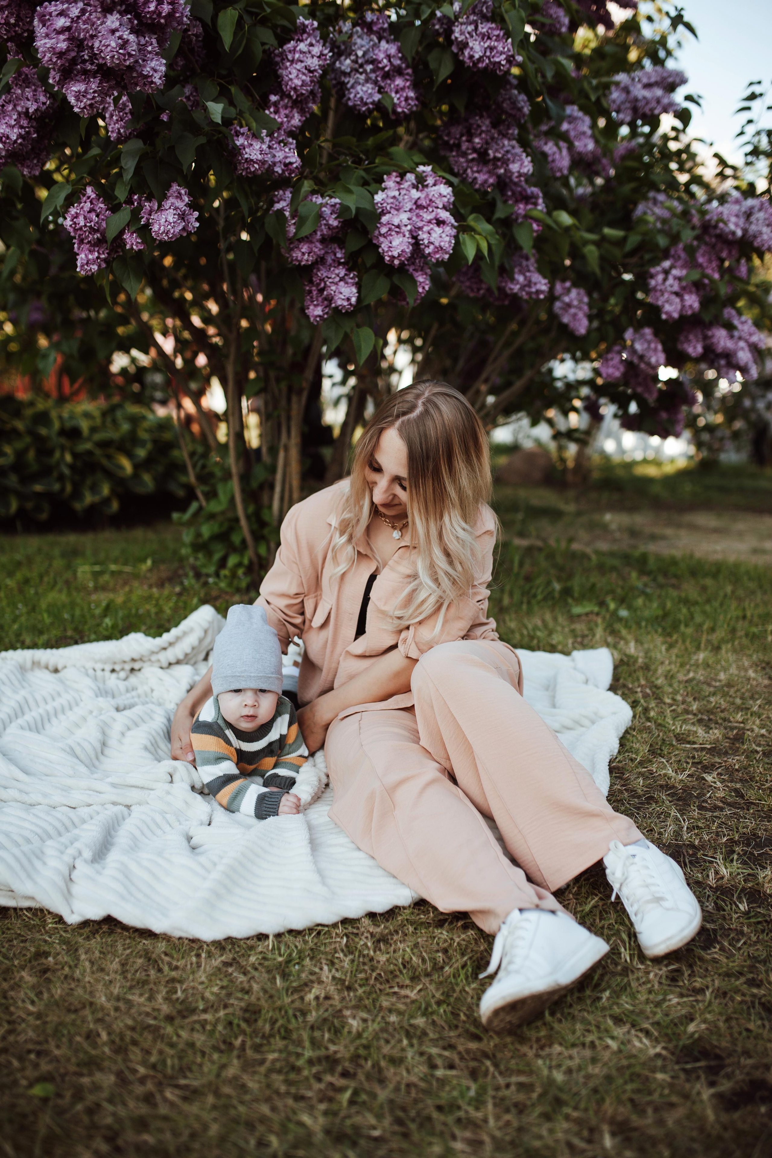 Семейная съёмка в сирени. Семейный Life style фотограф в Великом Новгороде Юлия Ефимова